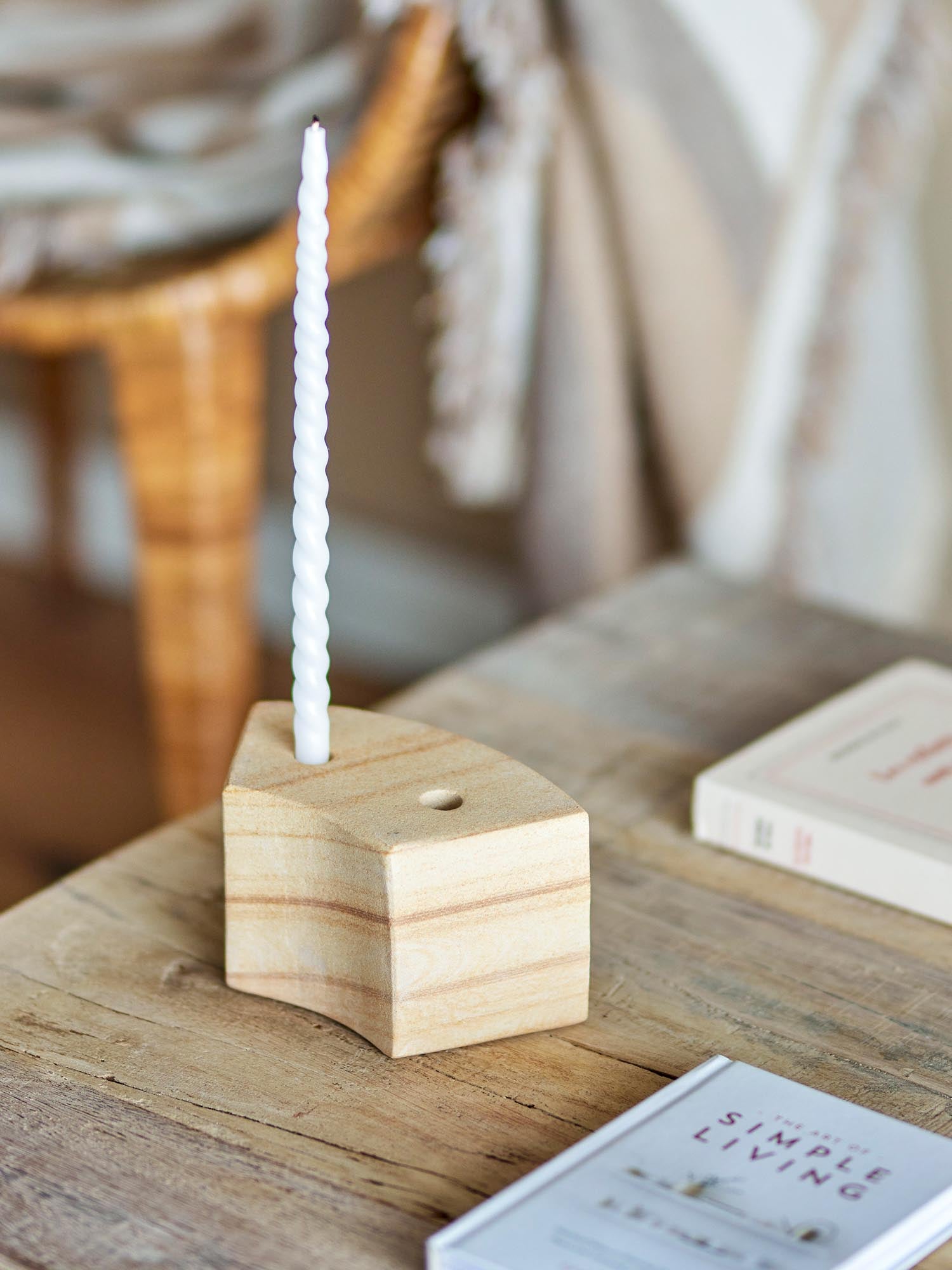 Eleganter Florida Kerzenhalter aus natürlichem Sandstein von Bloomingville, ideal für stilvolle Wohnraumdekoration.