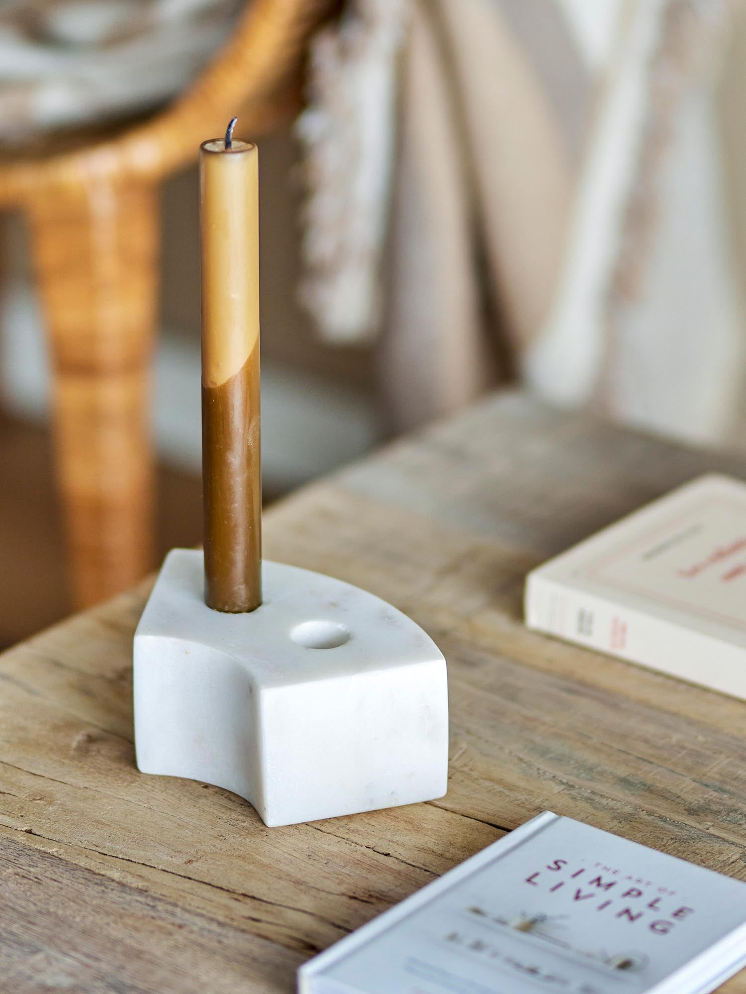 Eleganter Kerzenhalter aus weissem Marmor von Bloomingville, ideal für stilvolle Akzente in Ihrem Zuhause.