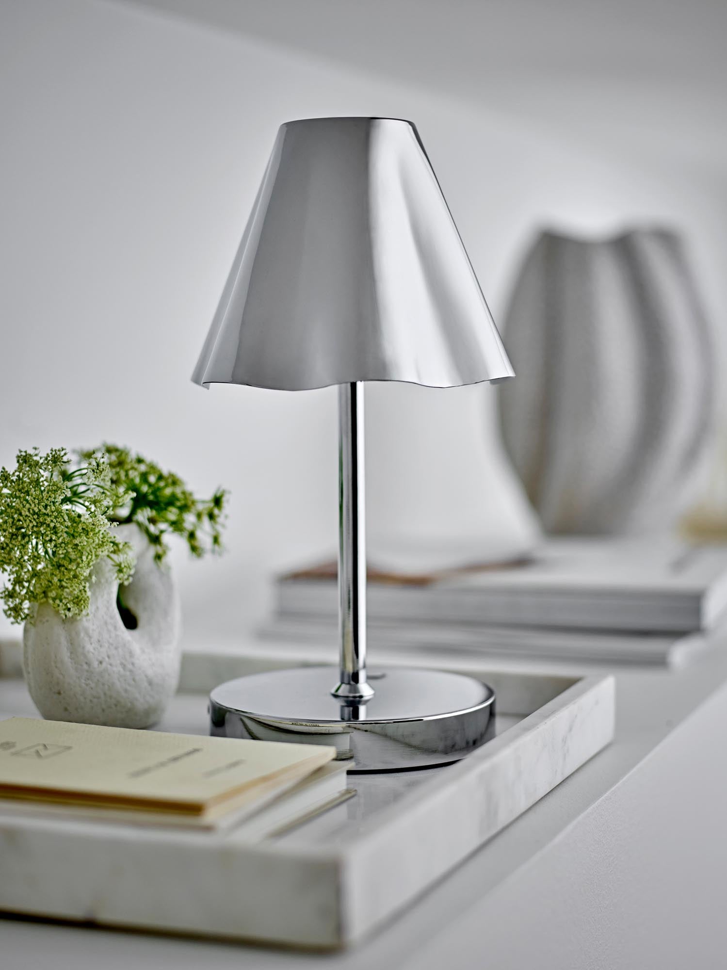 Weisses Marmor-Tablett von Bloomingville, perfekt für elegante Dekorationen und stilvolle Präsentationen in Ihrem Zuhause.