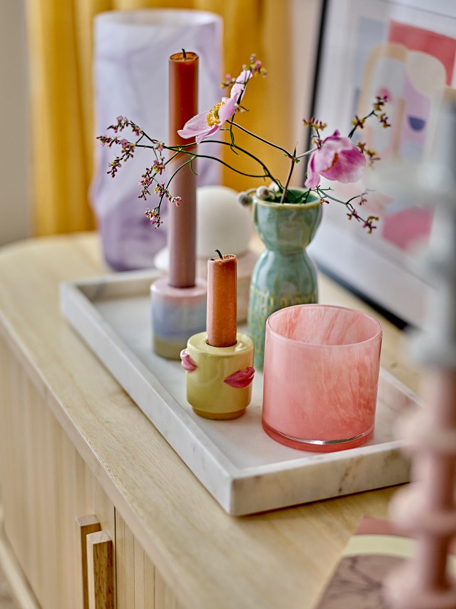 Elegantes Tablett aus weissem Marmor von Bloomingville, ideal für stilvolle Präsentationen und Dekorationen in jedem Raum.