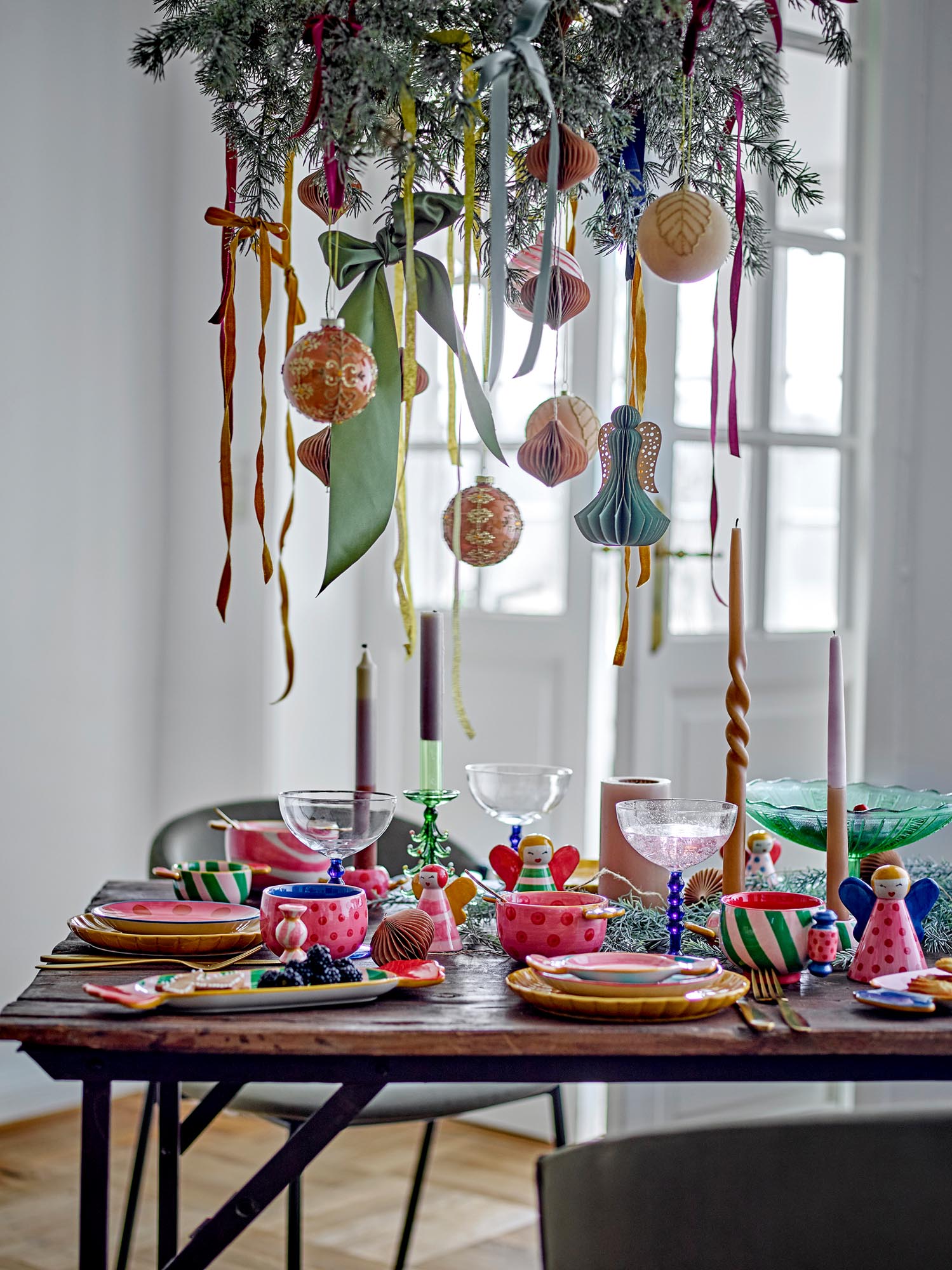 Die grüne Kaddy Sockelschale von Bloomingville aus recyceltem Glas ist ein elegantes und umweltfreundliches Dekorationsobjekt.