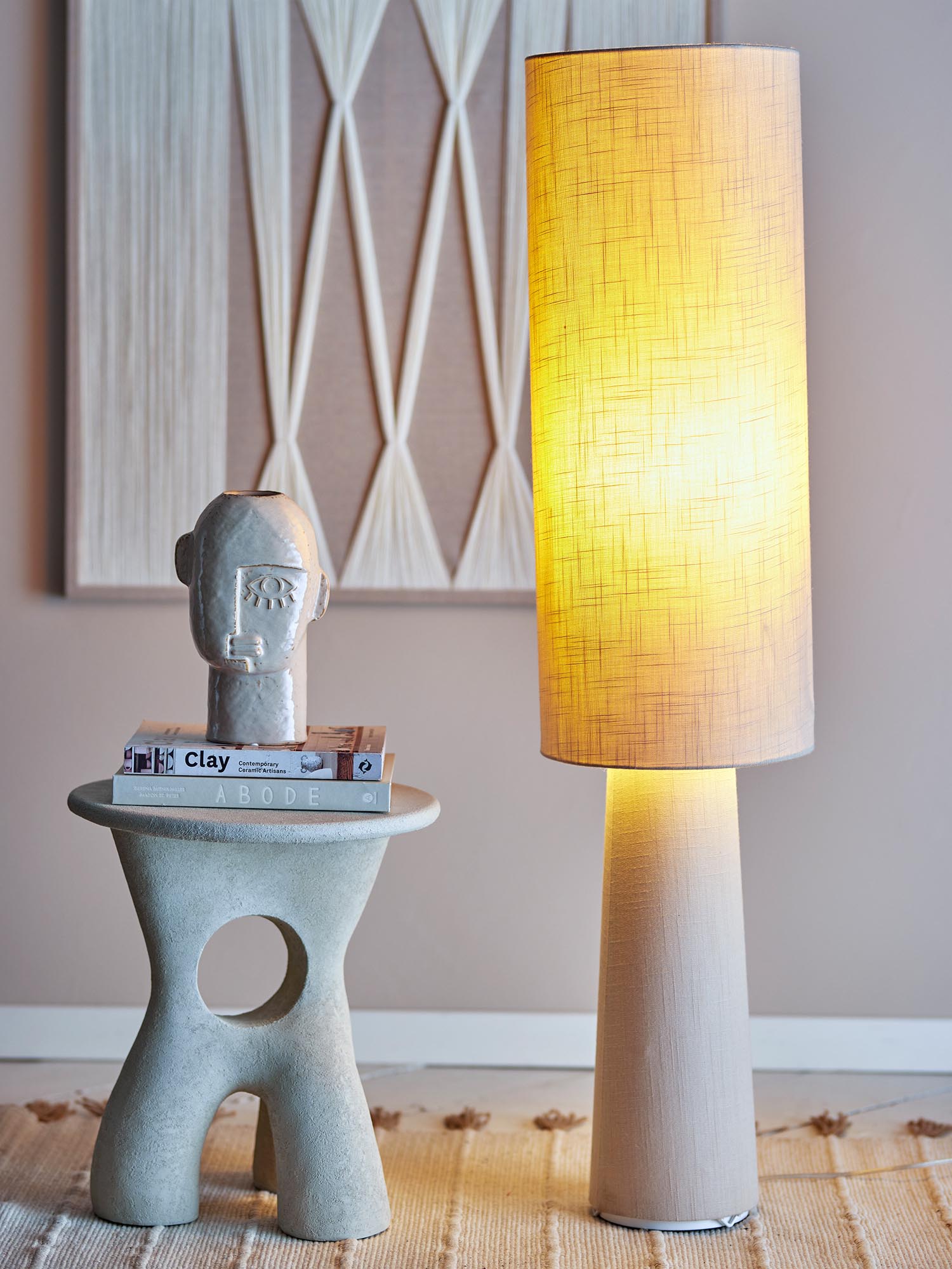 Die Emmie Stehlampe vereint skandinavische Eleganz mit natürlichem Leinen für warmes, sanftes Licht und zeitlosen Stil.