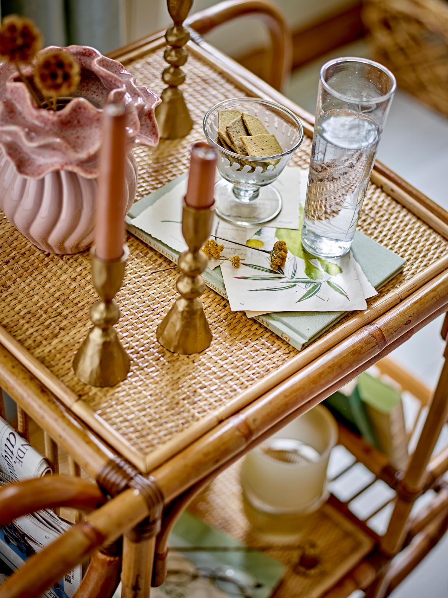 Die Rika Schale aus recyceltem Glas von Bloomingville besticht durch ihr klares Design und nachhaltige Eleganz für jeden Tisch.