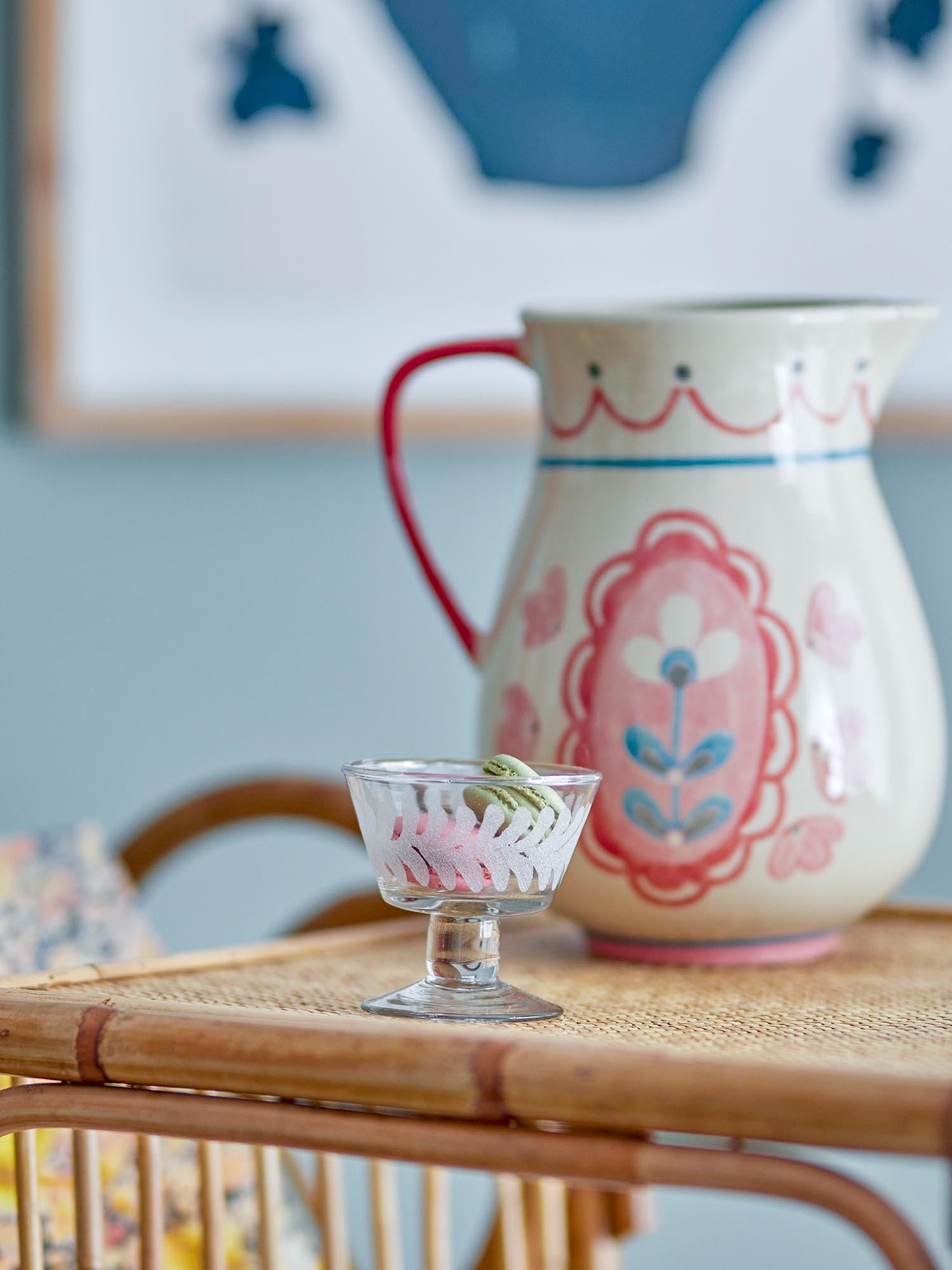 Die Rika Schale von Bloomingville aus recyceltem Glas überzeugt mit klarem Design und nachhaltiger Ästhetik für stilvolle Tischdekoration.