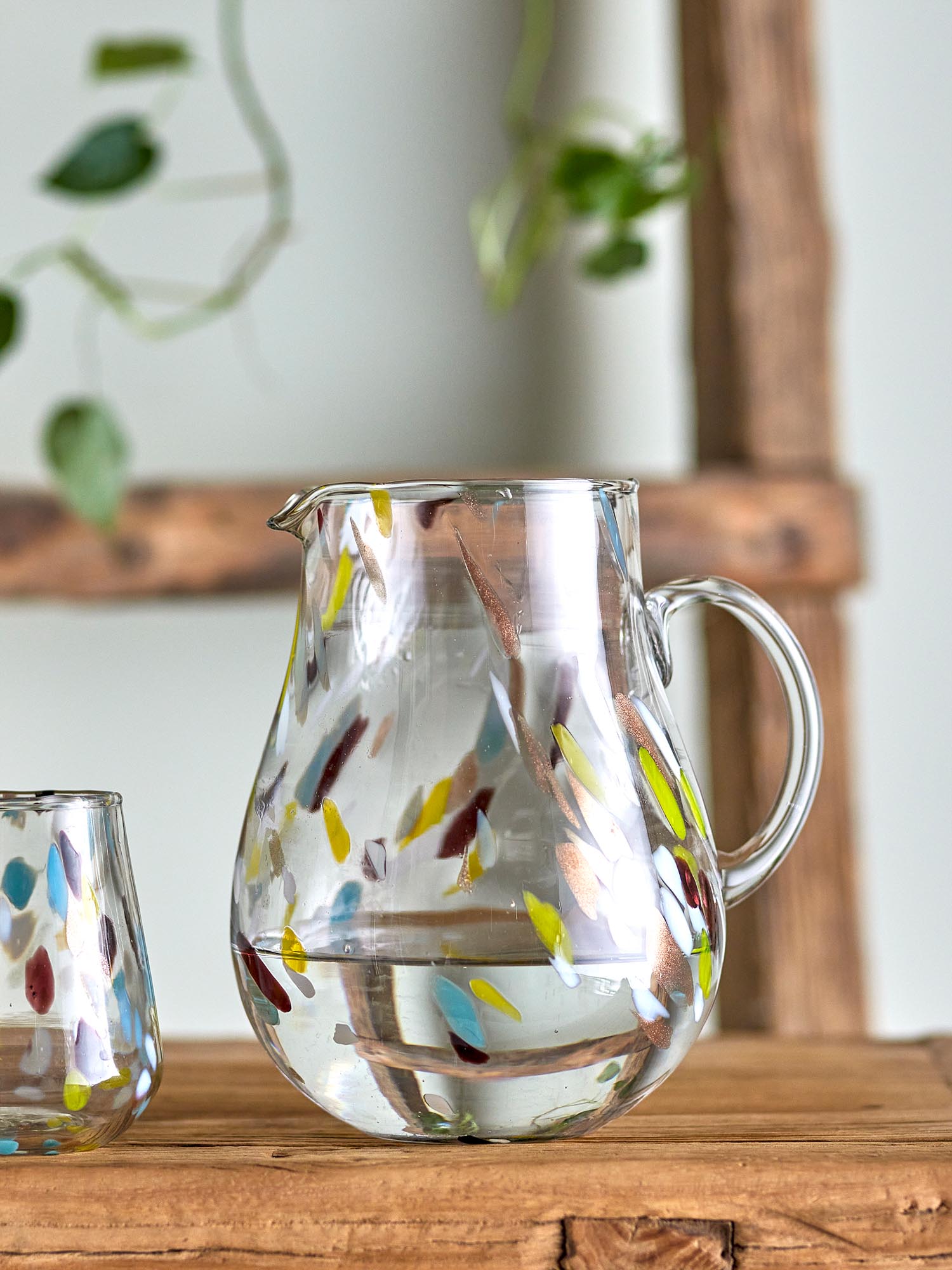 Der Kenji Krug aus recyceltem Glas in Gelb von Creative Collection vereint Nachhaltigkeit und Stil für moderne Wohnräume.