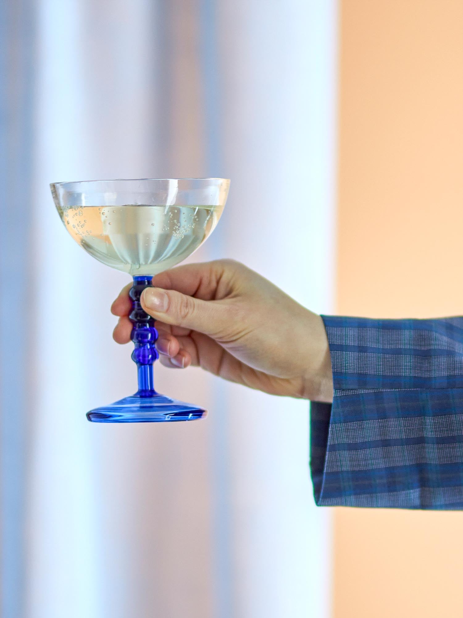 Elegantes Noemi Cocktailglas in Blau von Bloomingville, aus hochwertigem Glas gefertigt, ideal für stilvolle Getränkepräsentation.