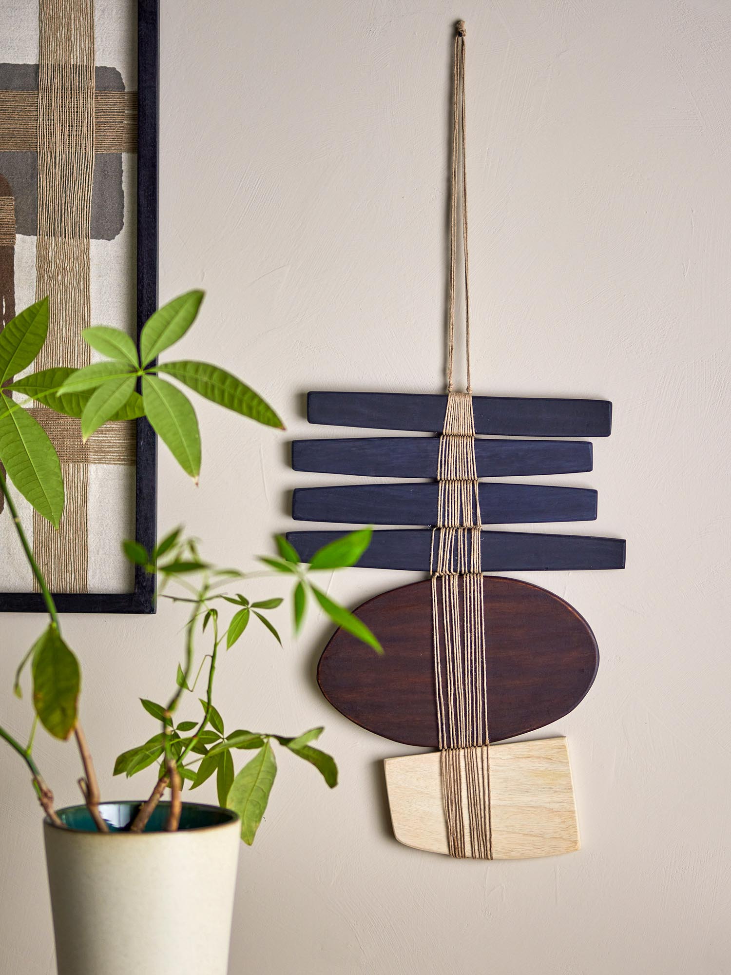 Die Yoki Wanddekoration aus Eichenholz von Bloomingville verleiht jedem Raum mit ihrem natürlichen braunen Design eine stilvolle Note.