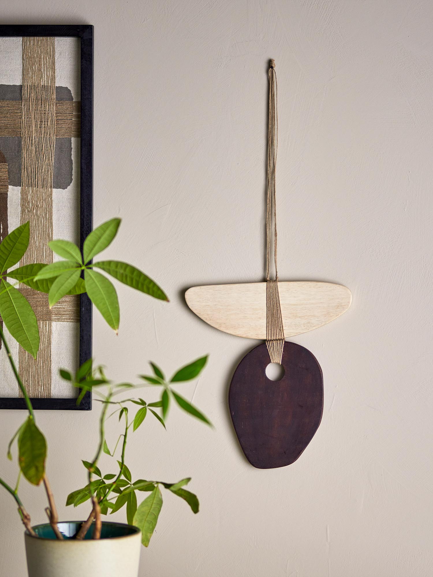 Die Yoki Wanddekoration aus Eichenholz von Bloomingville verleiht jedem Raum mit ihrem natürlichen braunen Design eine stilvolle Note.