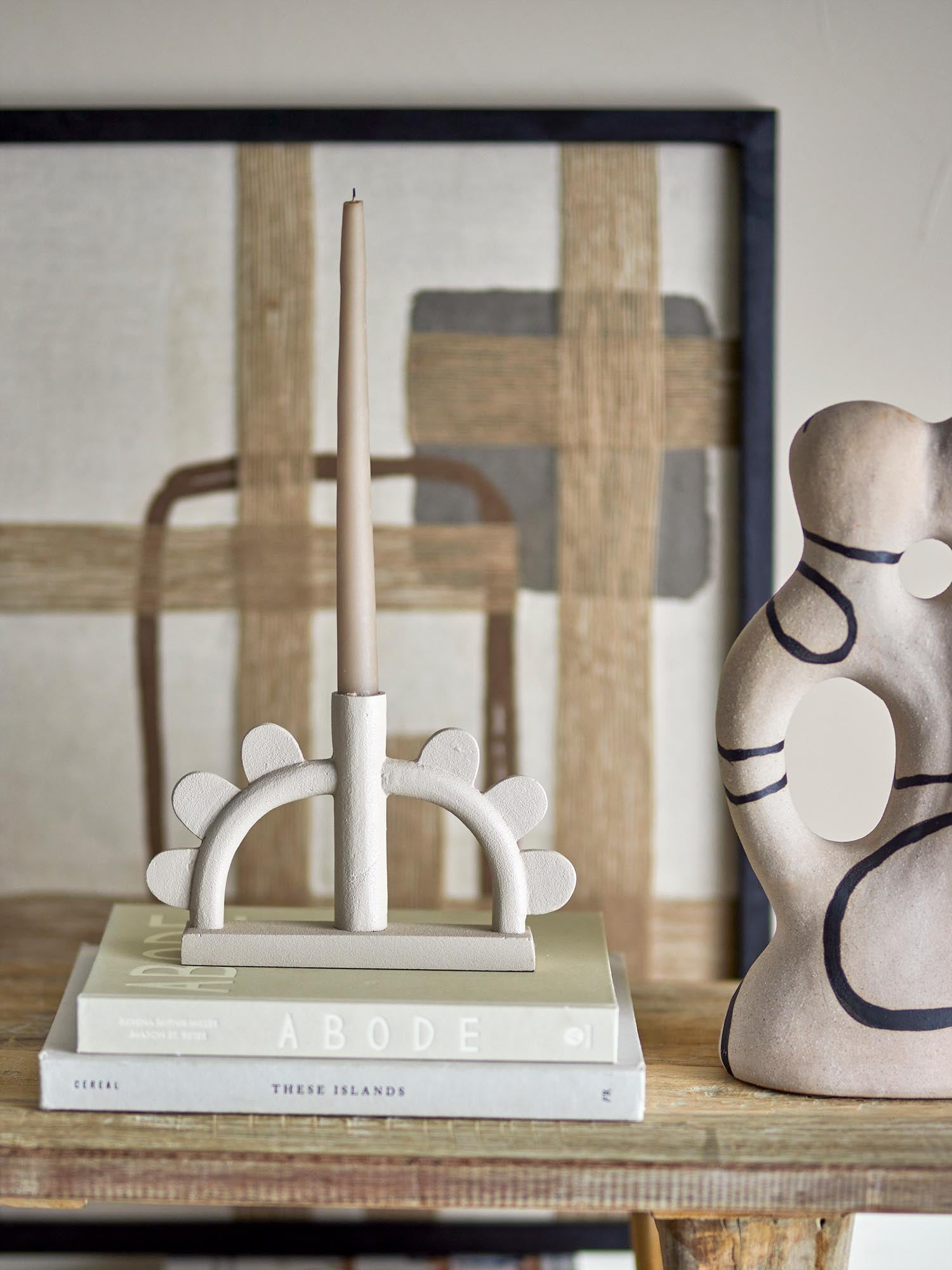 Eleganter Kanza Kerzenhalter aus Aluminium in natürlichem Design von Bloomingville, ideal für stilvolle Wohnakzente.