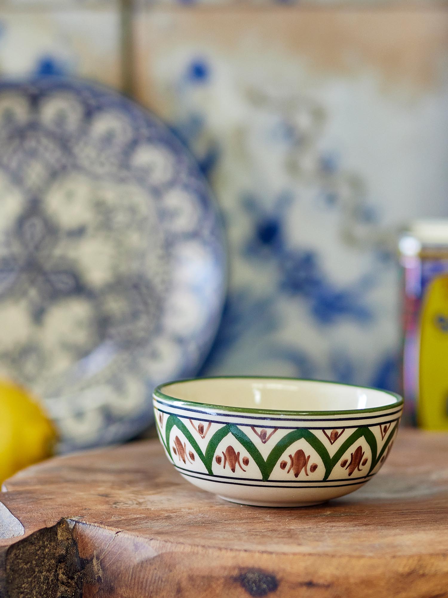 Stilvolle grüne Steingutschale von Creative Collection, perfekt als dekoratives Element oder vielseitige Servierschale.