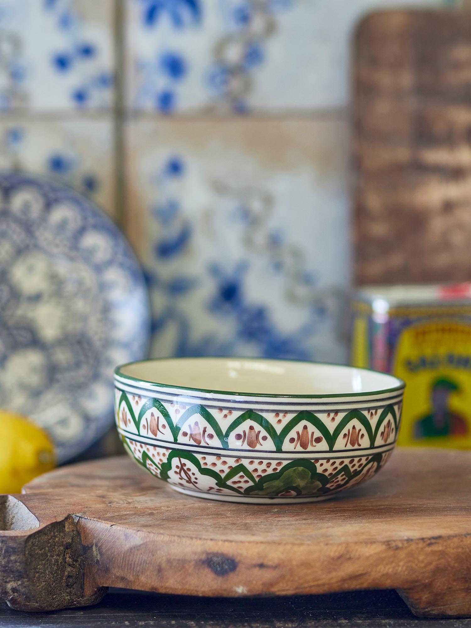 Stilvolle grüne Steingutschale von Creative Collection, perfekt für Dekoration oder als vielseitige Servierschale.