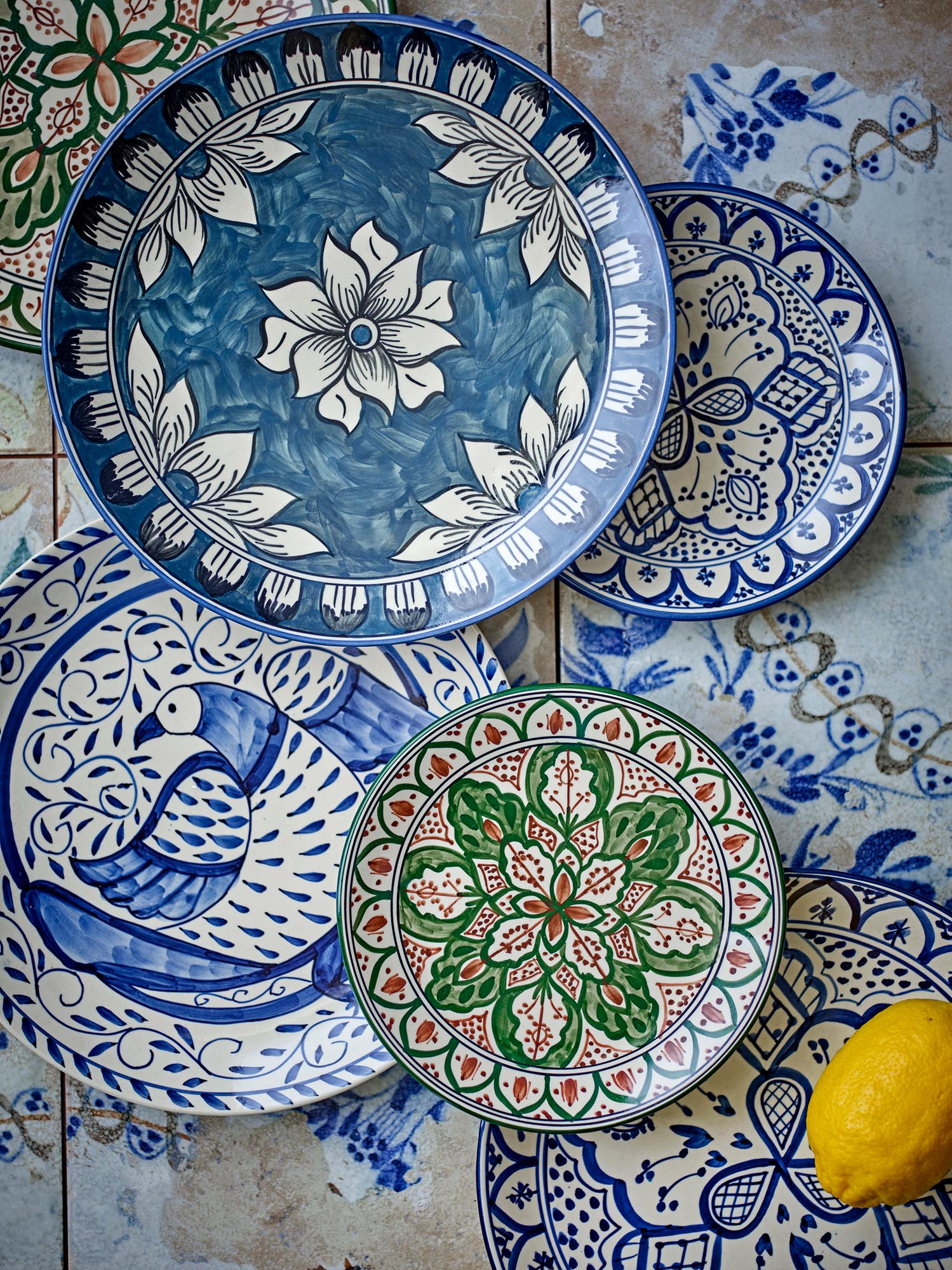 Eleganter Karlie Teller aus grünem Steingut von Creative Collection, ideal für stilvolle und zeitgemässe Tischdekorationen.