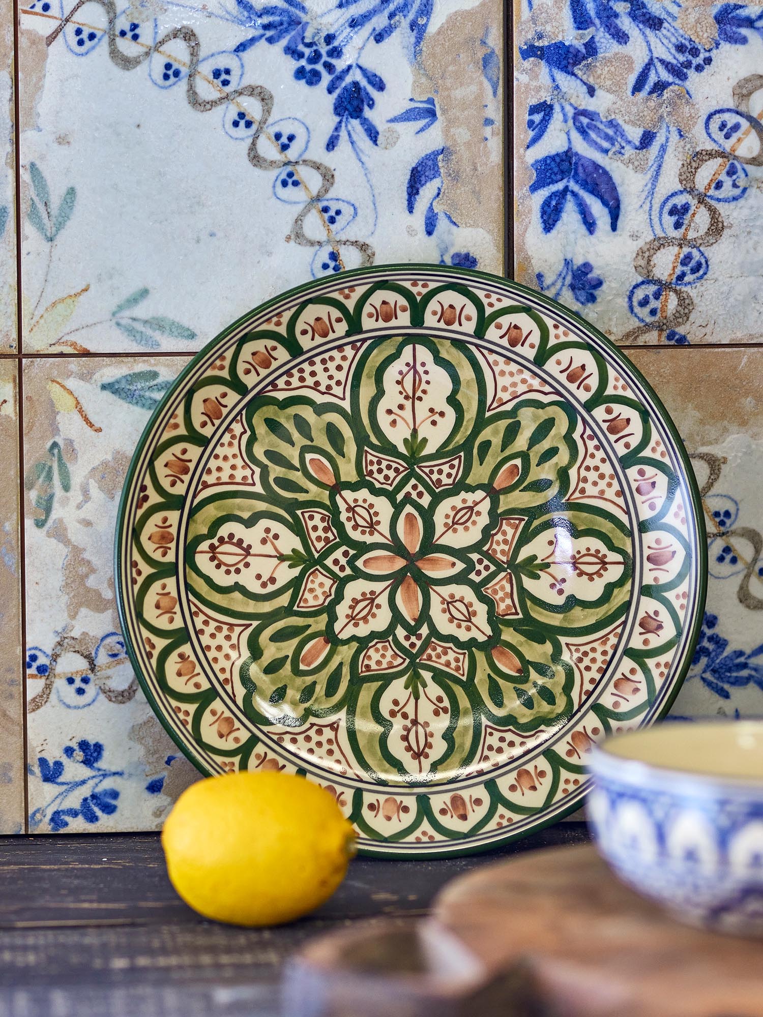 Eleganter Karlie Teller aus grünem Steingut von Creative Collection, ideal für stilvolle Tischdekorationen.