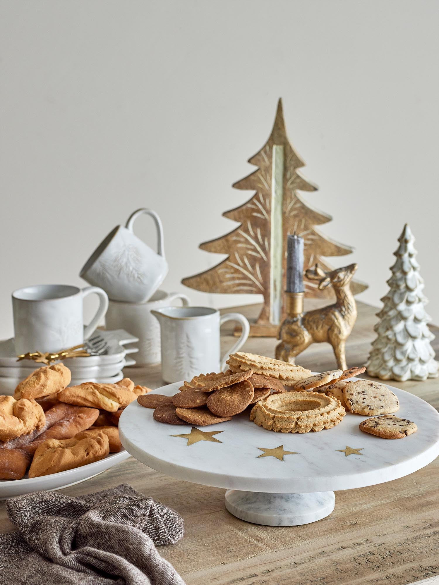 Eleganter Kuchenteller aus weissem Marmor mit Messingsternen, ideal für stilvolle Präsentationen und festliche Anlässe.