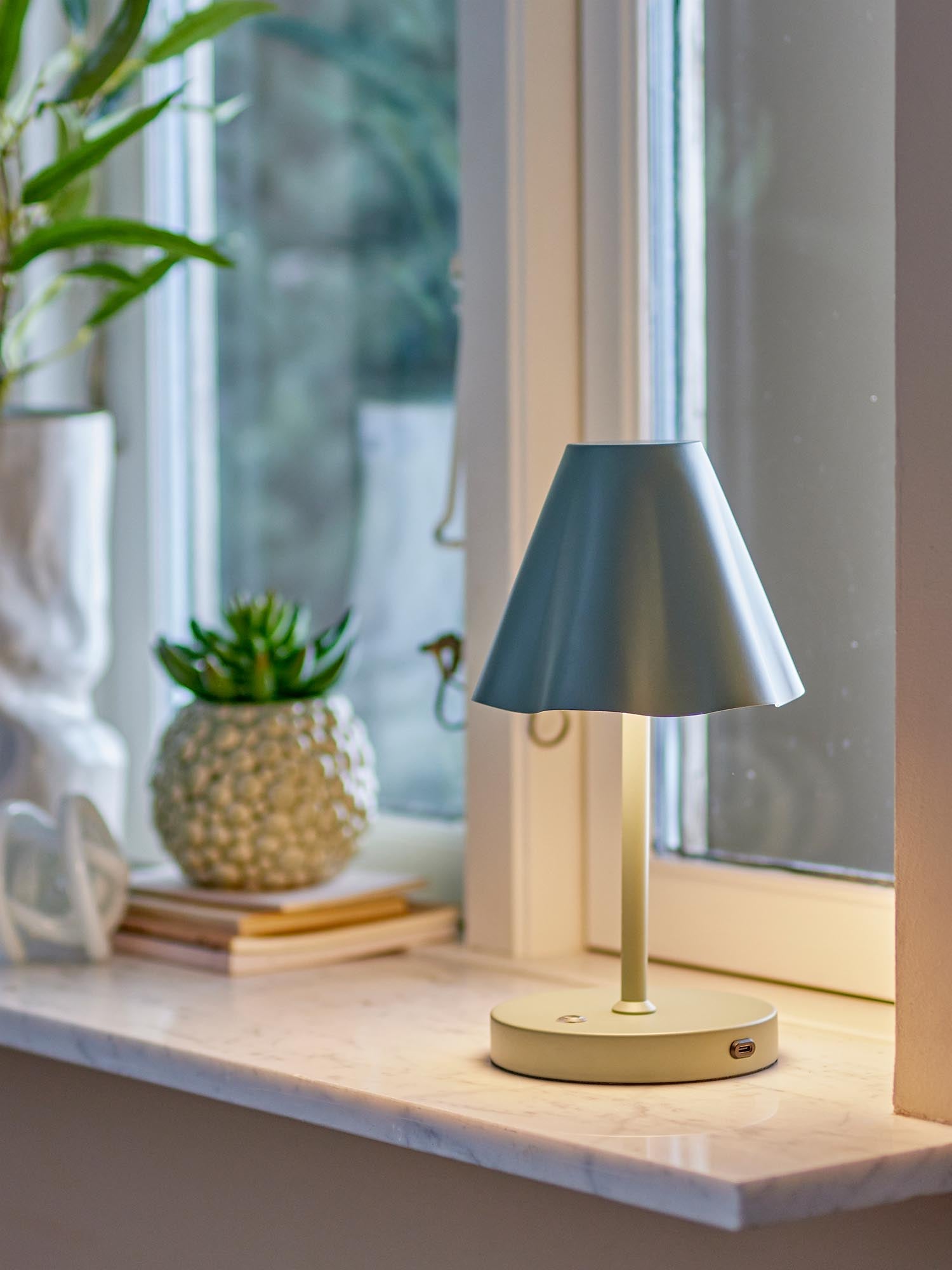 Die tragbare Lianna Lampe von Bloomingville in Grün aus Metall ist wiederaufladbar und ideal für stilvolle Beleuchtung überall.