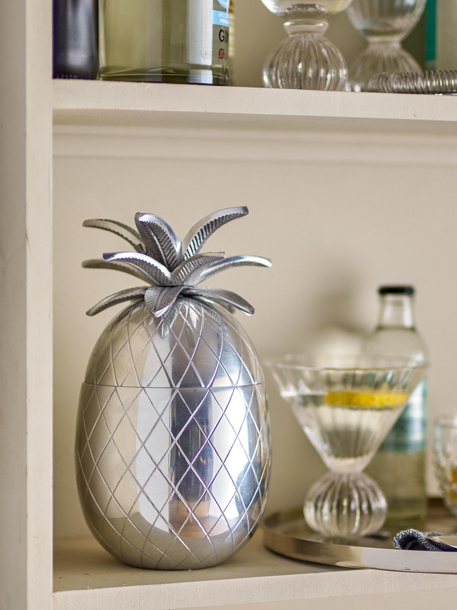 Eleganter Yuichi Eiskübel aus silbernem Aluminium von Bloomingville, ideal für stilvolle Getränkekühlung.