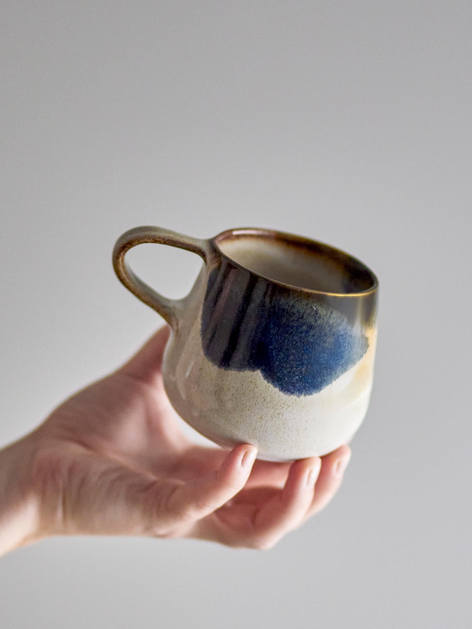 Die Jules Tasse von Bloomingville aus grauem Steingut besticht durch ihr schlichtes, skandinavisches Design und hochwertige Verarbeitung.