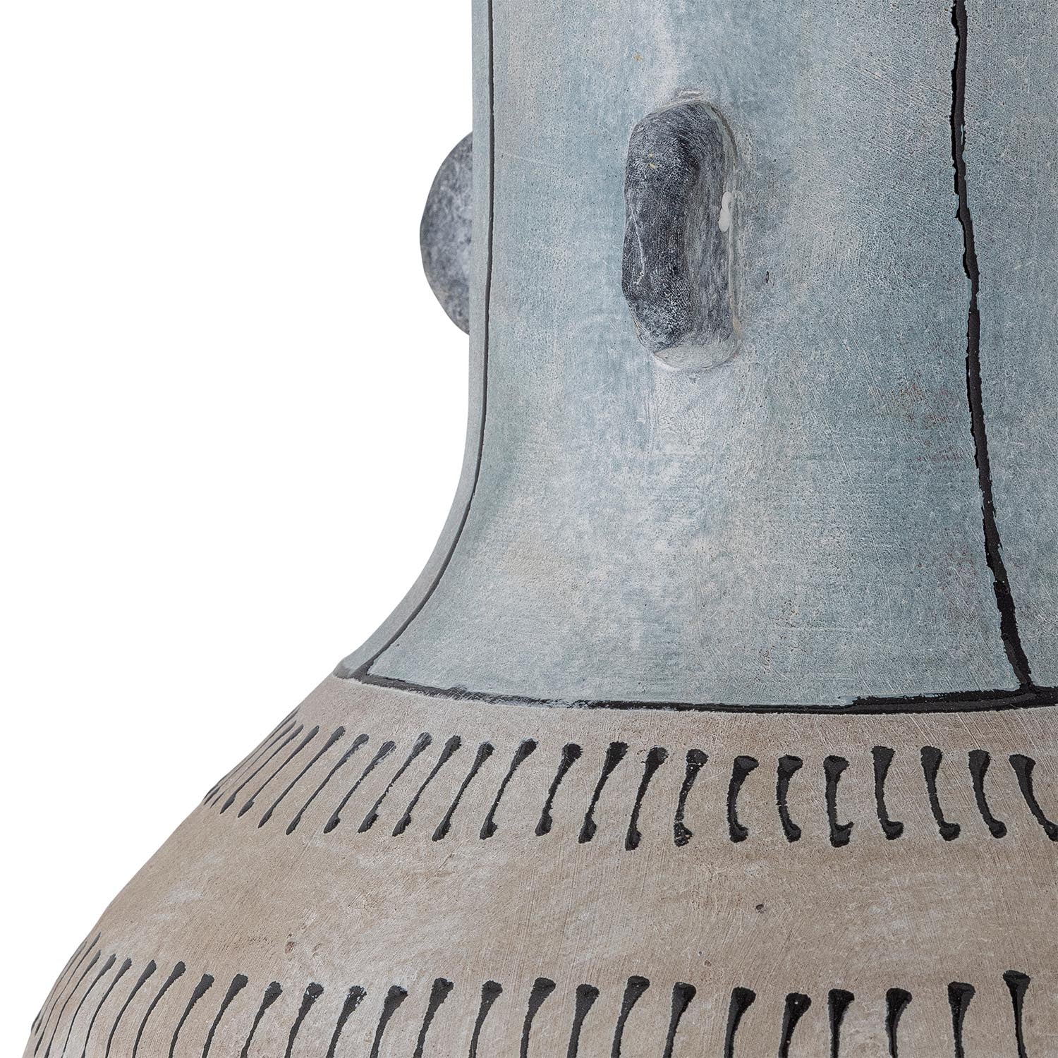 Die Gadiela Stehlampe von Bloomingville besticht durch ihr blaues Steingut und modernes Design, ideal für stilvolle Wohnräume.