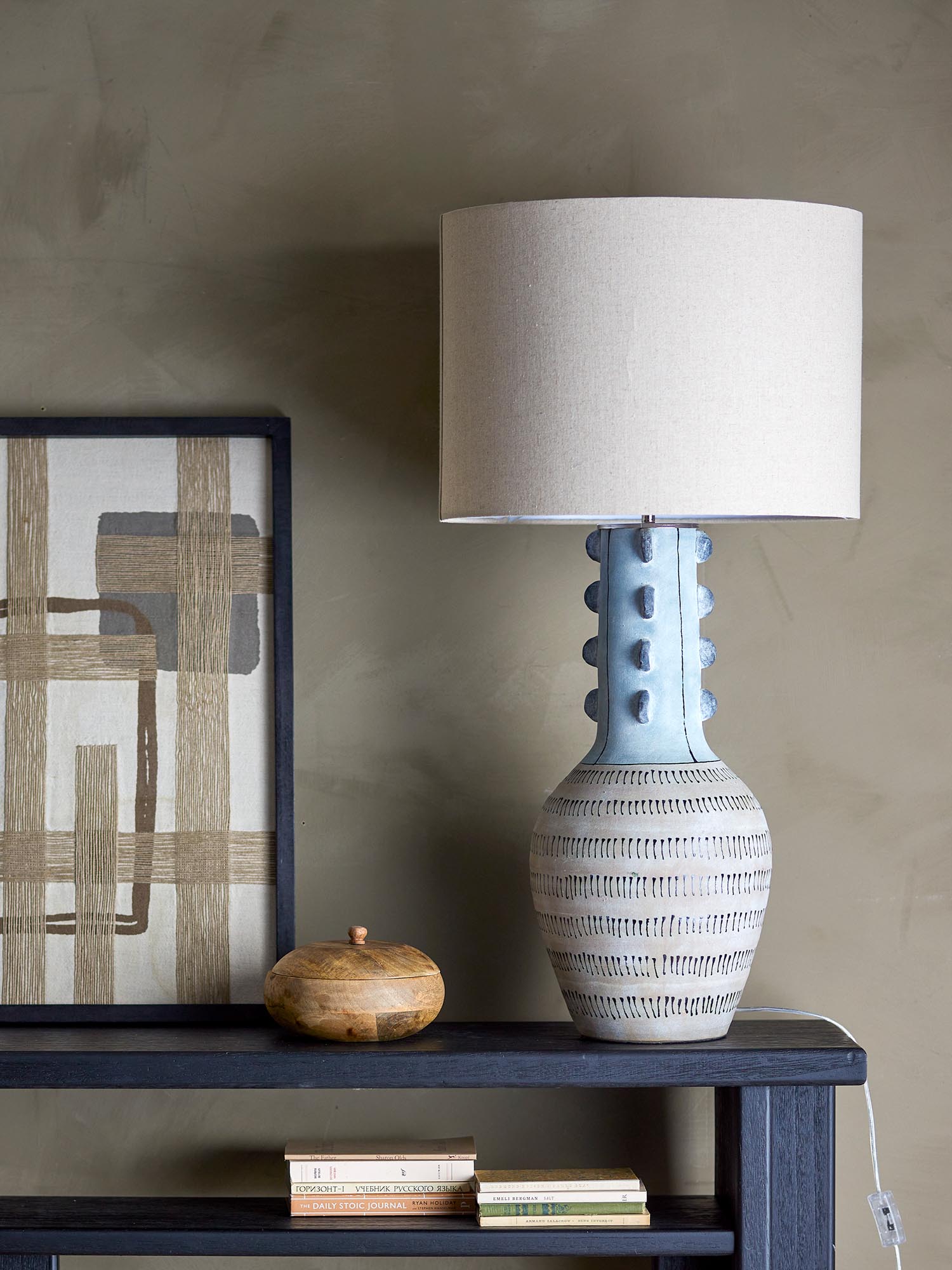 Die Gadiela Stehlampe von Bloomingville in Blau aus Steingut vereint modernes Design mit hochwertigen Materialien für stilvolle Beleuchtung.