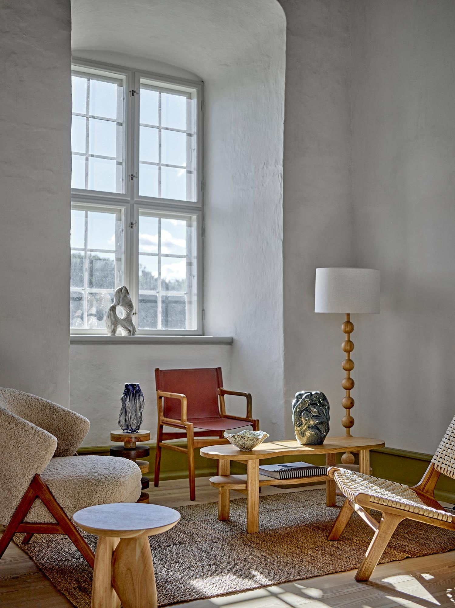 Die Giacoma Stehlampe aus Gummibaumholz von Bloomingville besticht durch ihr modernes Design und natürliche Eleganz für jeden Raum.