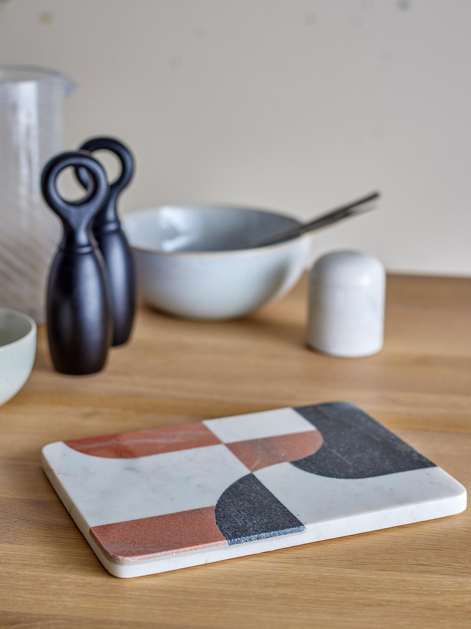 Elegantes Marmor-Schneidebrett in Weiss mit einzigartigen Farbnuancen, ideal für stilvolle Küchen und als Geschenk.