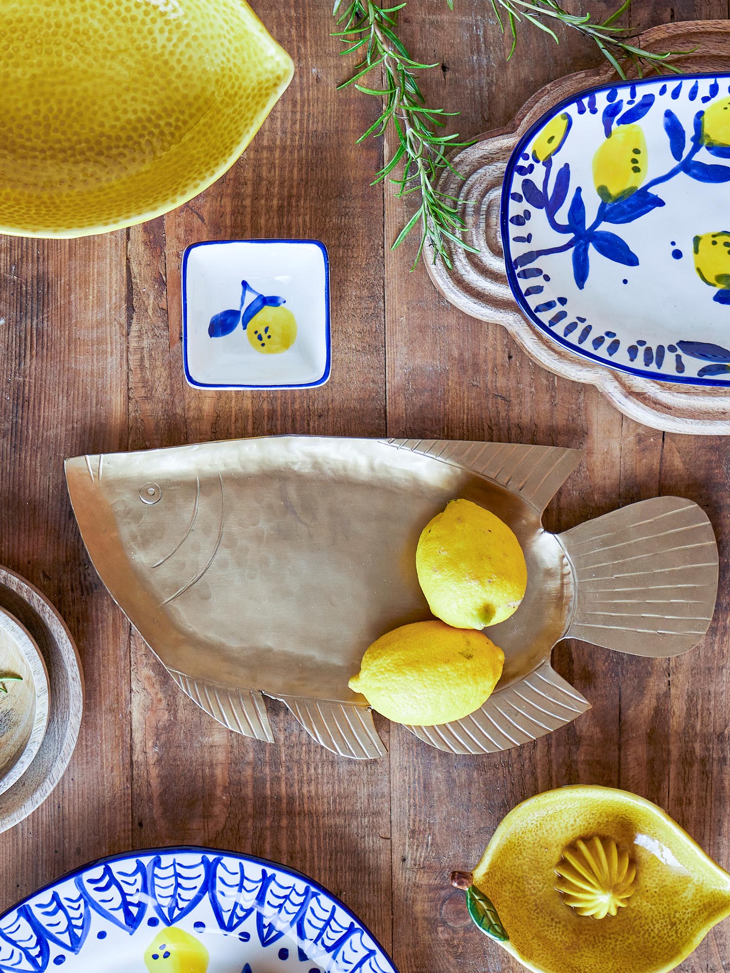 Das Fabius Tablett in Gold vereint stilvolles Design mit Funktionalität, ideal für Servieren und Dekoration.