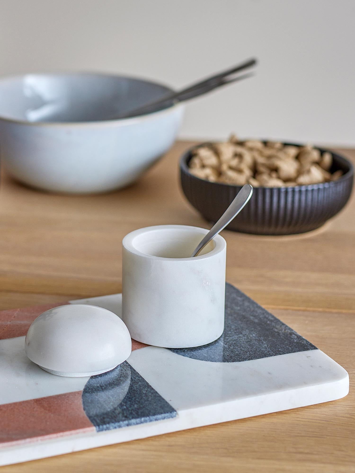 Elegantes Lira Gefäss aus weissem Marmor mit Deckel, ideal für stilvolle Aufbewahrung und Dekoration in jedem Raum.