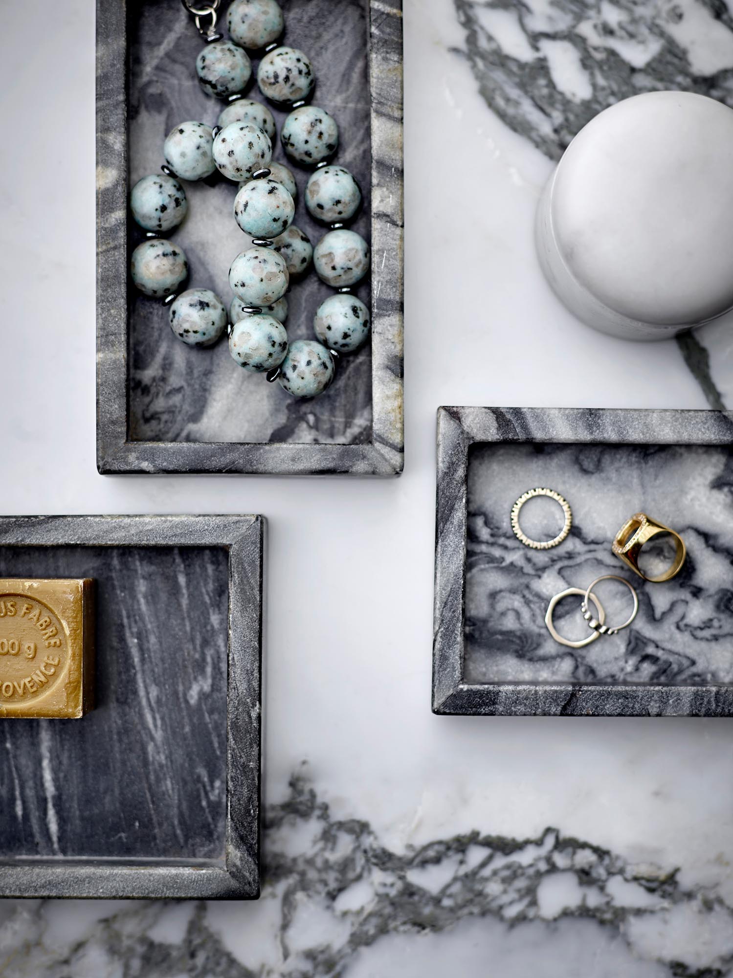 Elegantes Lira Gefäss mit Deckel aus weissem Marmor von Bloomingville, ideal für stilvolle Aufbewahrung und Dekoration.