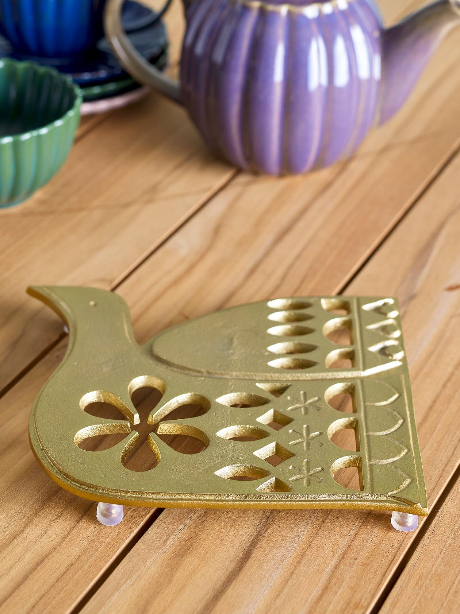 Der Lonela Untersetzer in Gold von Bloomingville vereint elegantes Design und Funktionalität in einer einzigartigen Vogelform.
