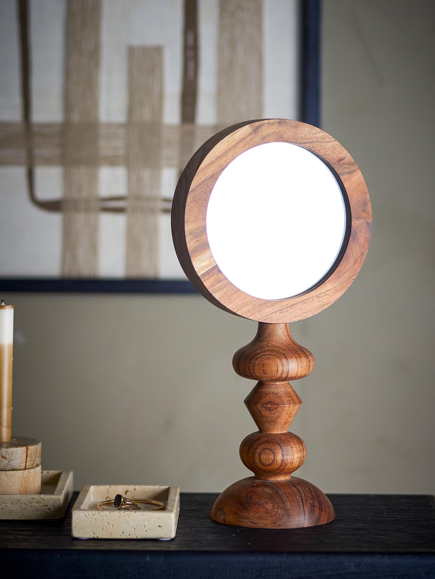 Eleganter Tischspiegel aus Akazienholz, der mit seinem einzigartigen Design und natürlicher Ausstrahlung jeden Raum veredelt.