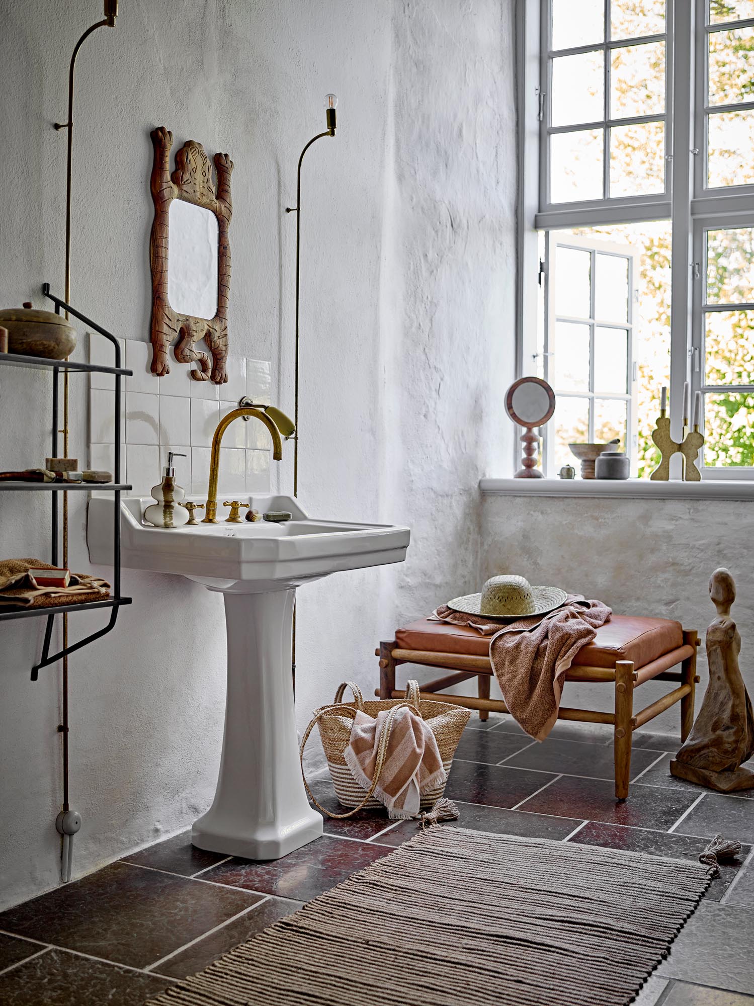 Eleganter Tischspiegel aus Akazienholz in Braun von Bloomingville. Perfekt für stilvolle Wohnräume und praktische Nutzung.