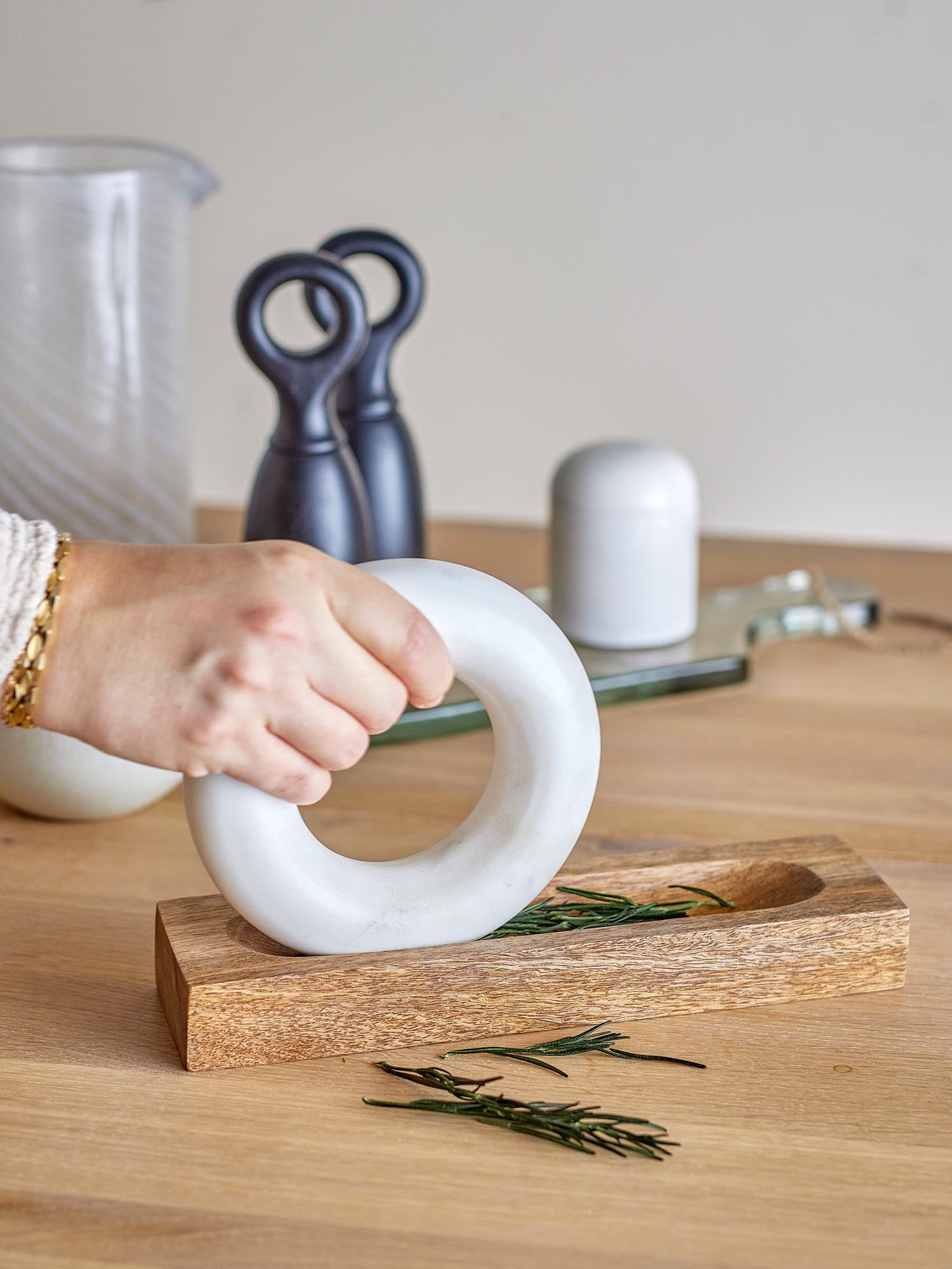 Eleganter Mörser & Stössel aus Mangoholz, ideal für Gewürze und Cocktails, vereint Funktionalität und stilvolles Design.