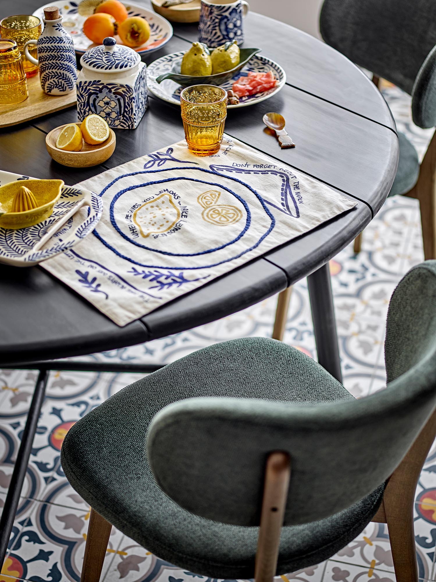 Elegantes Steingut-Gefäss in Blau mit Deckel, inspiriert vom Mittelmeer, für stilvolle Aufbewahrung und Dekoration.