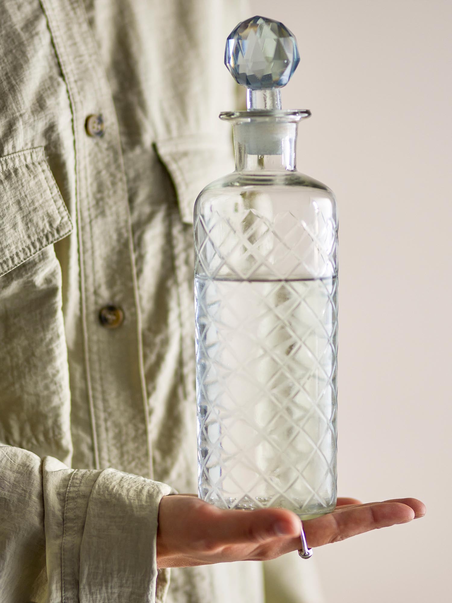 Der Meti Dekanter aus klarem Glas besticht durch elegantes Design und Funktionalität, ideal für stilvolles Servieren von Getränken.