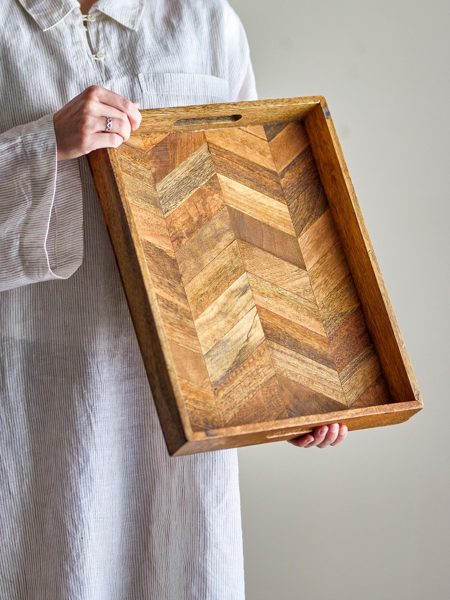 Elegantes Serviertablett aus FSC-zertifiziertem Mangoholz mit einzigartigem Fischgrätenmuster – stilvoll und nachhaltig.