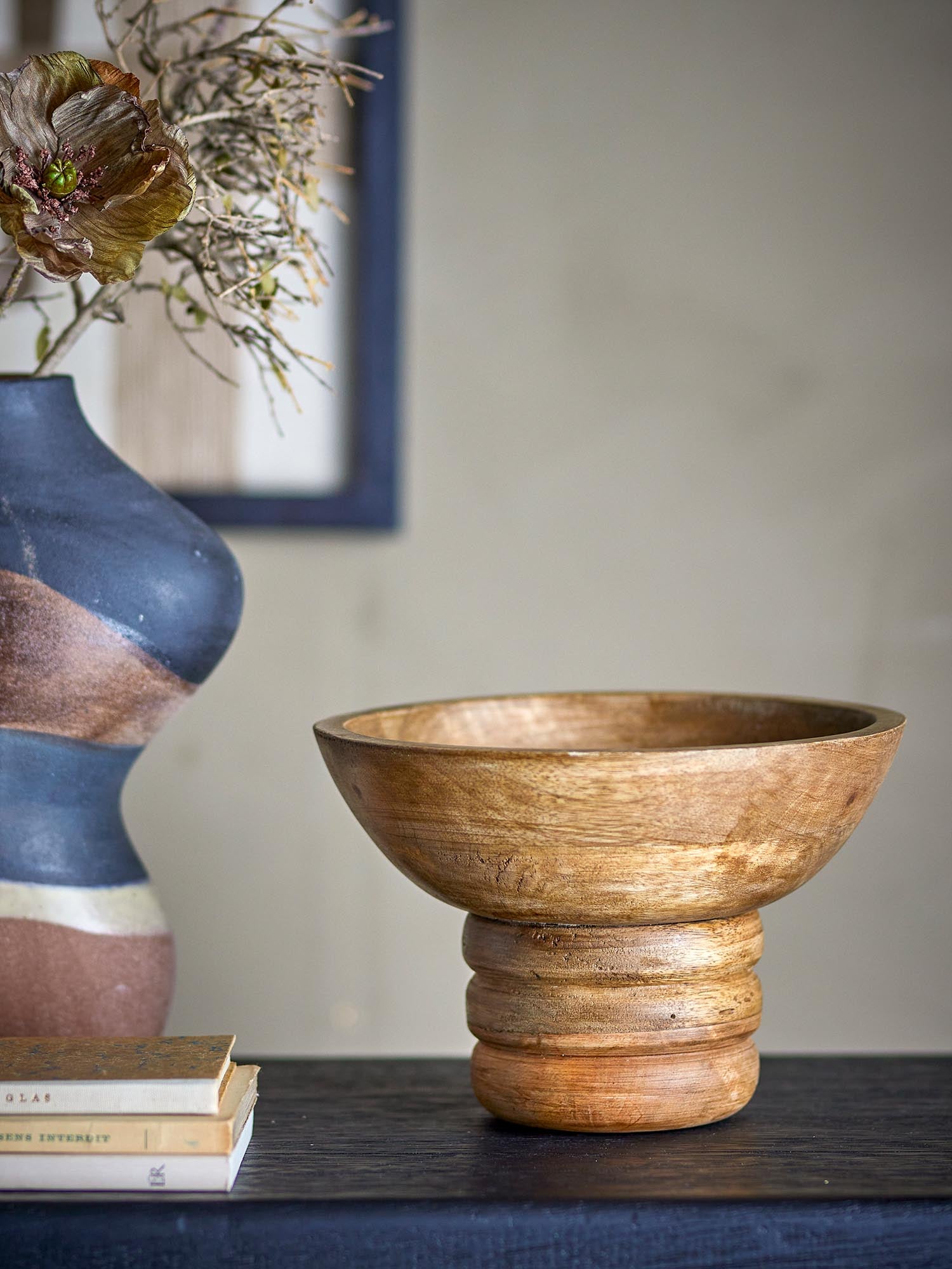 Die Nanuka Sockelschale aus FSC-zertifiziertem Mangoholz vereint natürliche Eleganz mit vielseitiger Funktionalität.