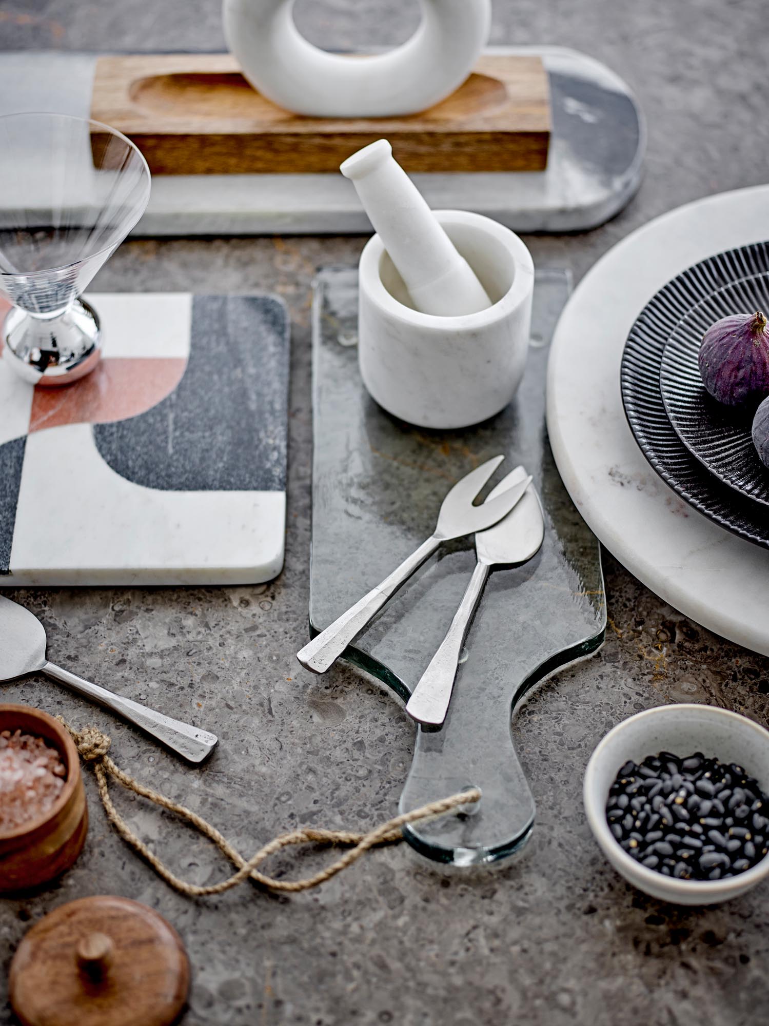 Elegantes Johni Servierbrett aus recyceltem Glas von Bloomingville, ideal für stilvolles Servieren und nachhaltige Tischdekoration.