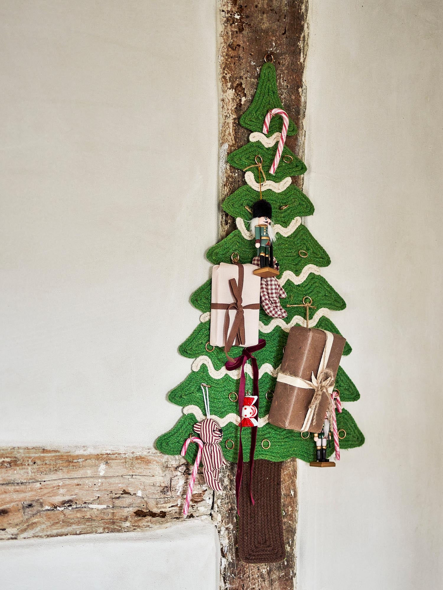 Ein stilvoller Adventskalender aus Baumwolle, der mit goldenen Ringen und einem zeitlosen Design Weihnachtszauber verbreitet.