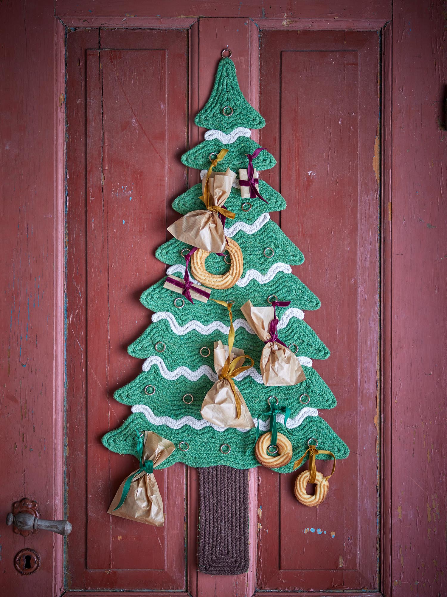 Ein stilvoller Kalender aus Baumwolle in Grün von Bloomingville, ideal für eine moderne und nachhaltige Raumgestaltung.