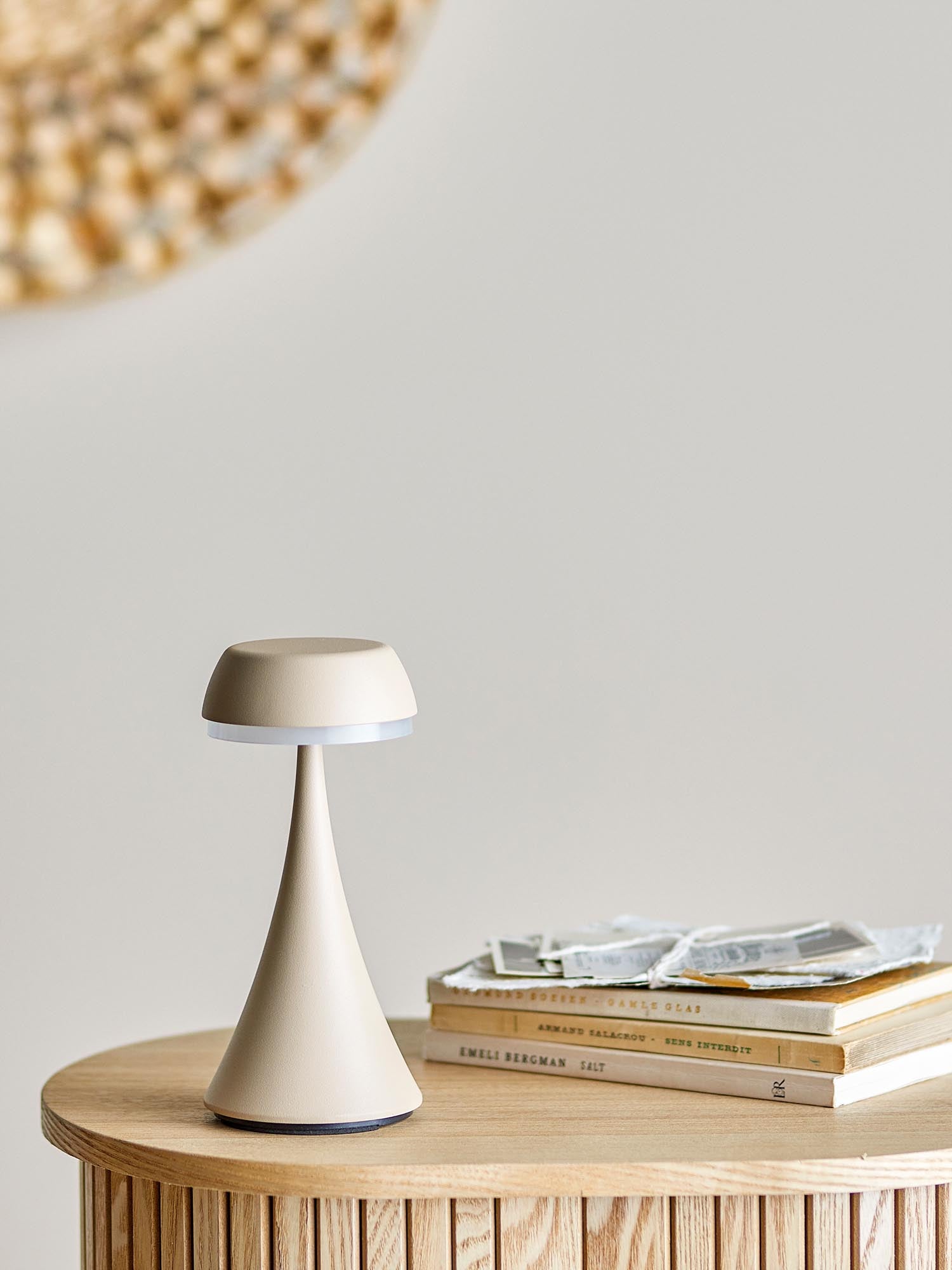 Die Pepple tragbare Lampe von Bloomingville kombiniert Natur und Aluminium in einem stilvollen, wiederaufladbaren Design.