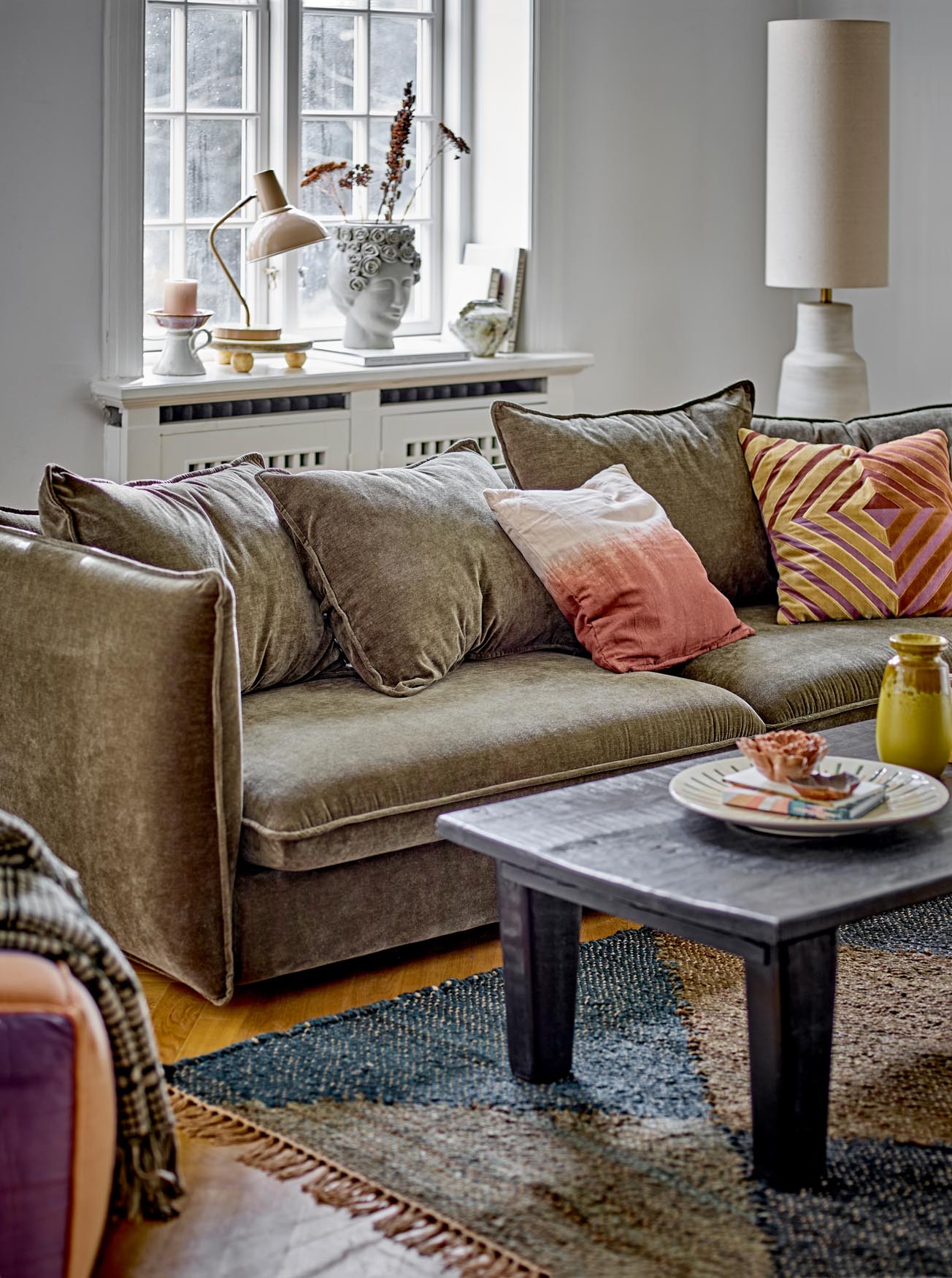 Linetta Stehlampe: Skandinavische Eleganz in weissem Steingut.