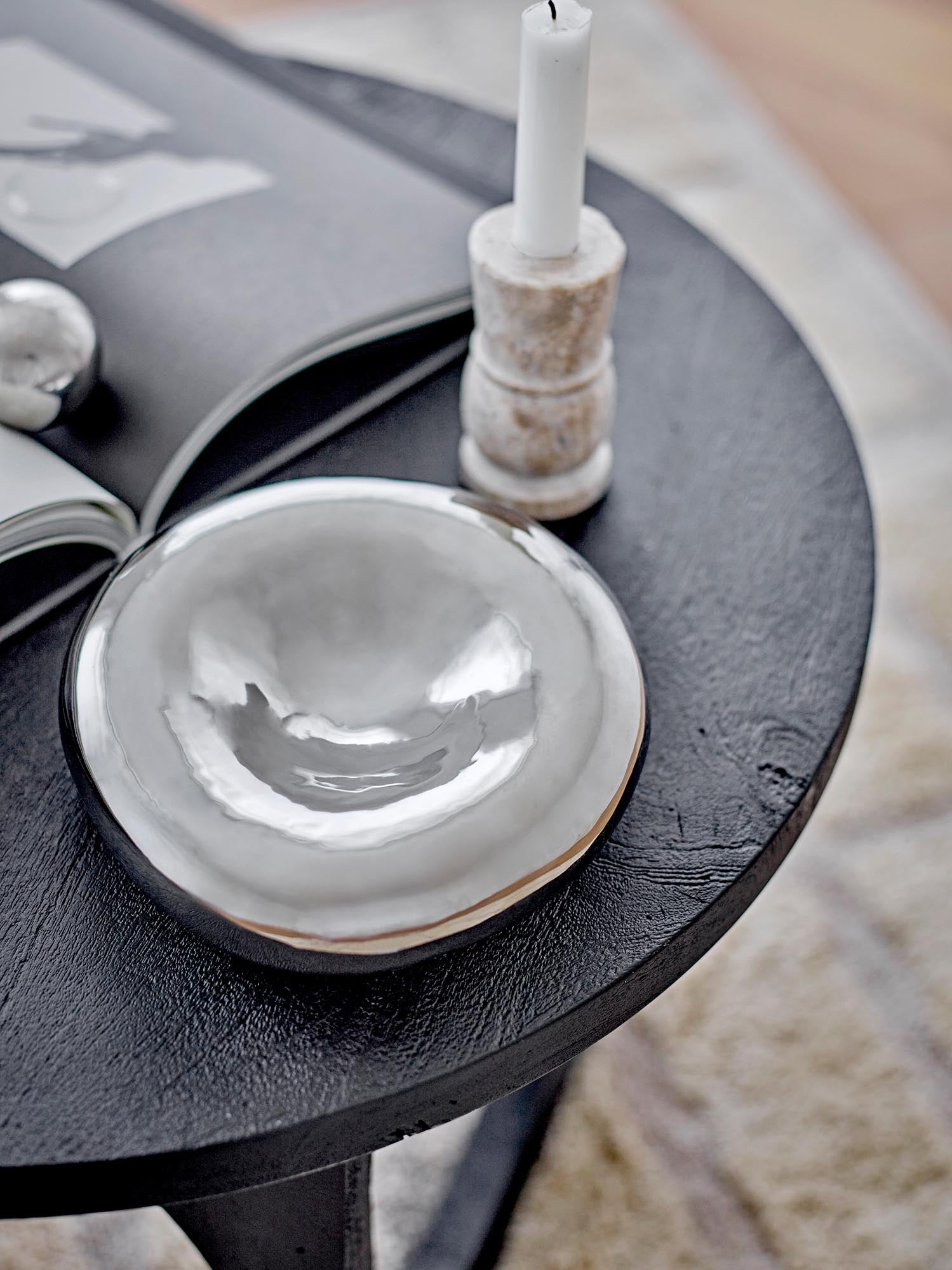 Die Shine Schale von Bloomingville aus silbernem Steingut überzeugt mit stilvollem Design und erstklassiger Qualität.