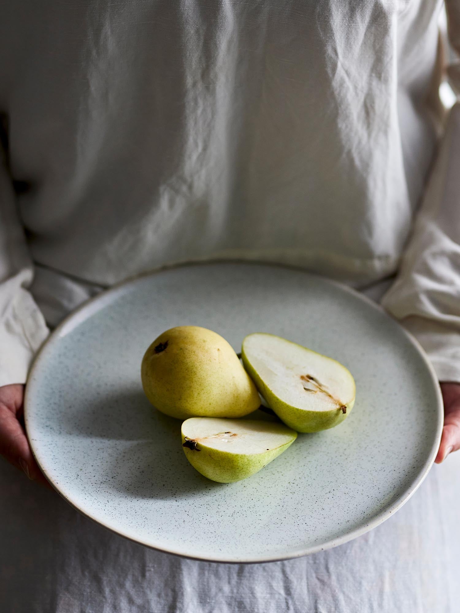 Der Addison Teller von Bloomingville aus weissem Steingut besticht durch zeitlose Eleganz und ist perfekt für jede Tischdekoration.