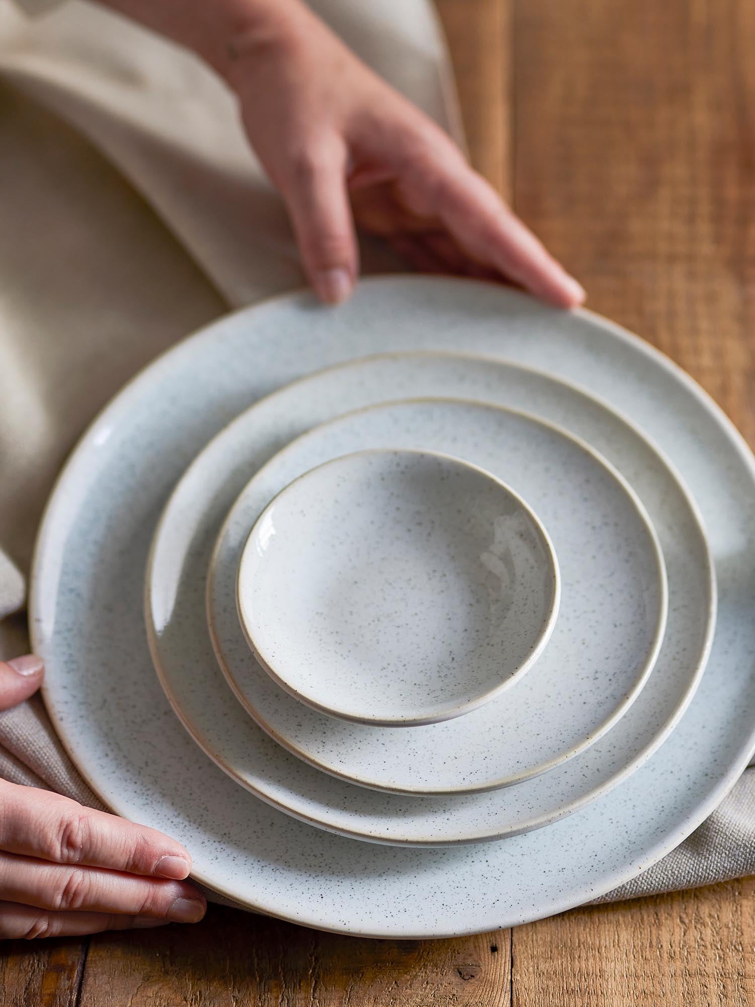 Der Addison Teller von Bloomingville aus weissem Steingut besticht durch zeitlose Eleganz und ergänzt jede Tischdekoration perfekt.