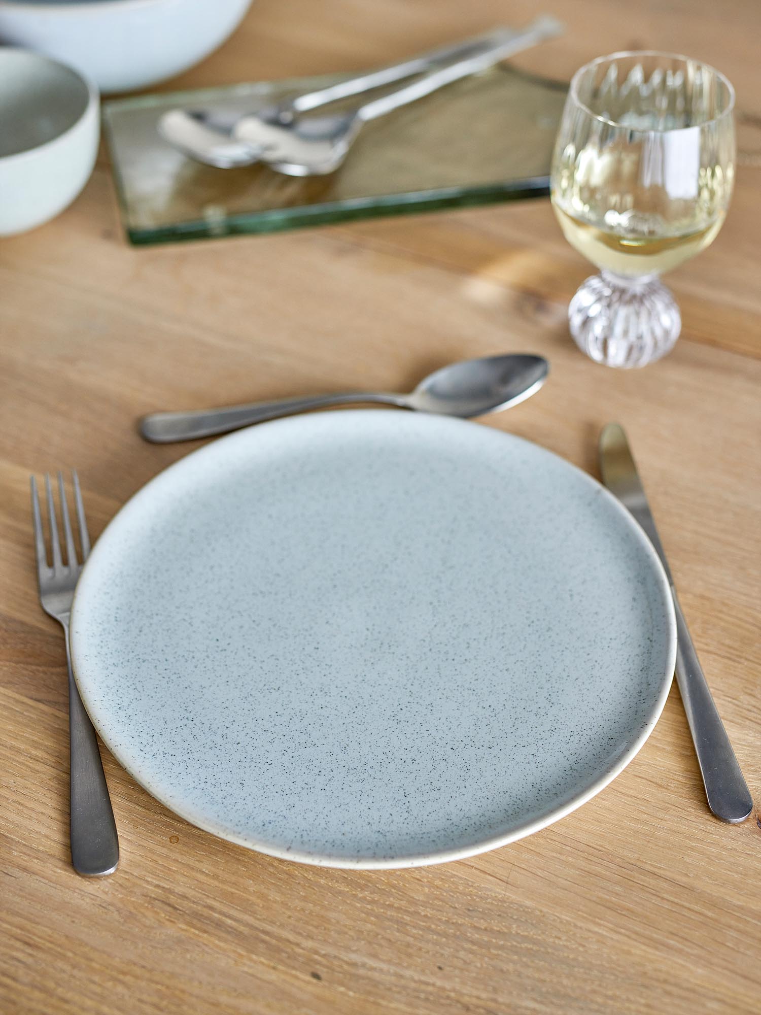 Der Addison Teller von Bloomingville aus weissem Steingut überzeugt mit schlichter Eleganz und ist ideal für stilvolle Tischdekorationen.