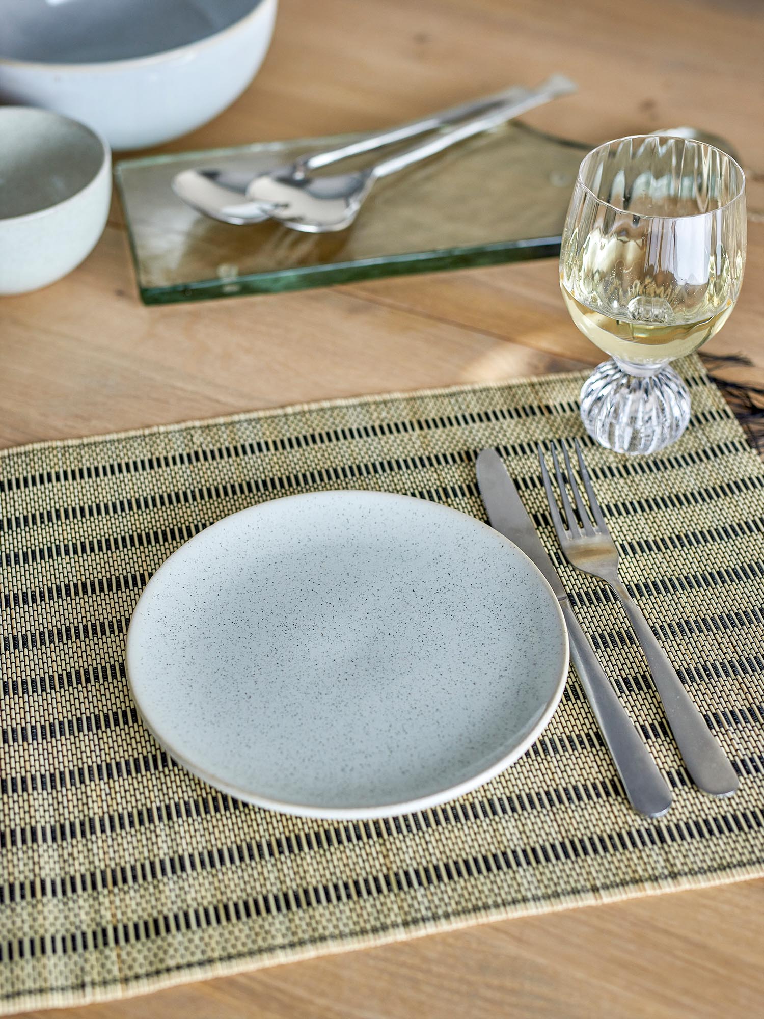 Der Addison Teller von Bloomingville aus weissem Steingut besticht durch zeitlose Eleganz und ist perfekt für jede Tischdekoration.