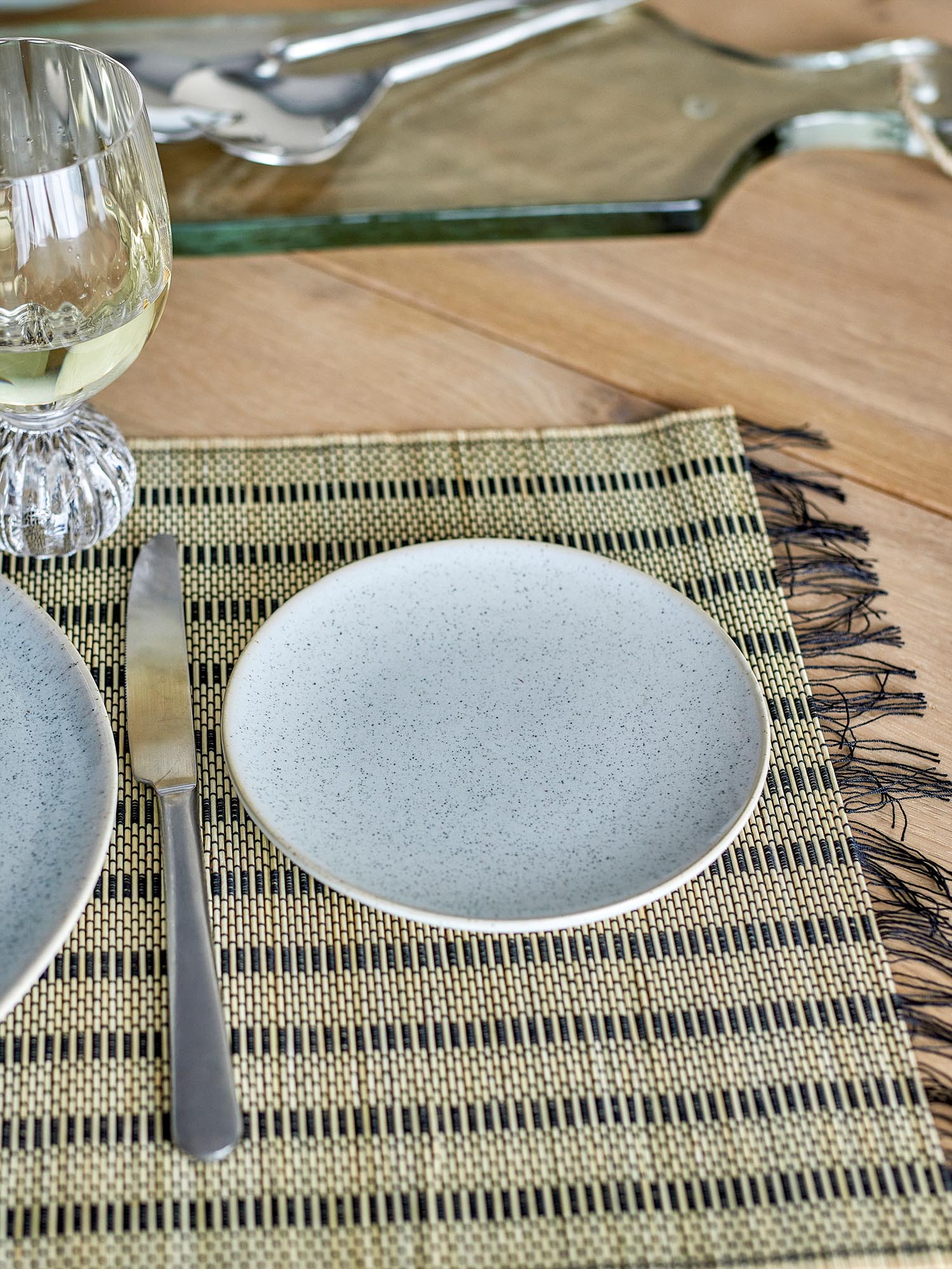 Der Addison Teller von Bloomingville aus weissem Steingut überzeugt mit schlichter Eleganz und ist ideal für vielseitige Tischdekorationen.