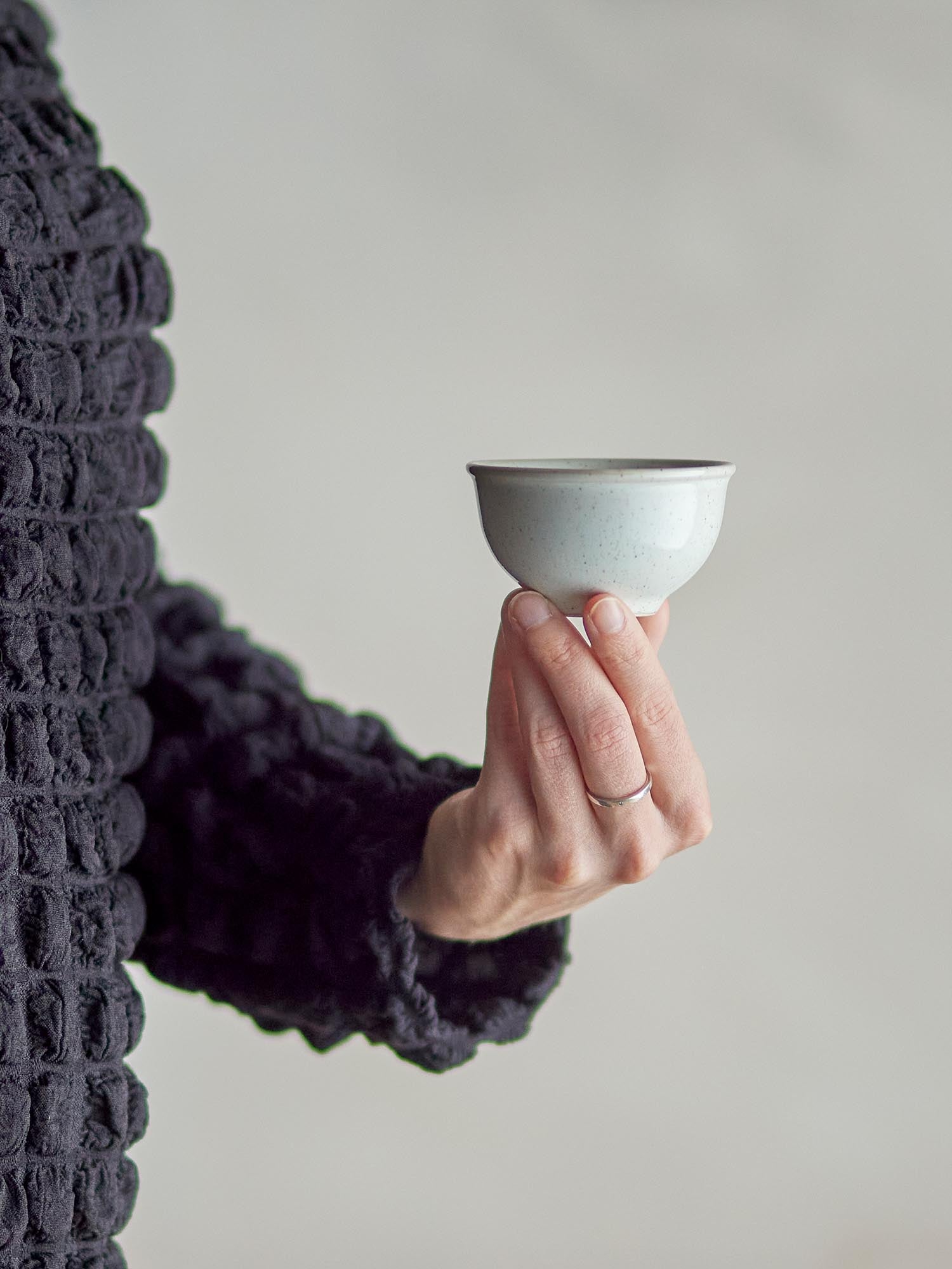 Die Addison Schale von Bloomingville aus weissem Steingut überzeugt mit minimalistischem Stil und ist perfekt für zeitgemässe Wohnräume.