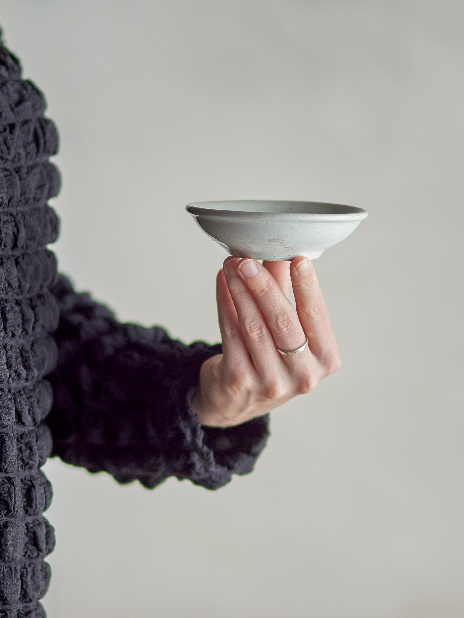 Die Addison Schale von Bloomingville, aus weissem Steingut, überzeugt mit schlichtem Design und vielseitiger Funktionalität.