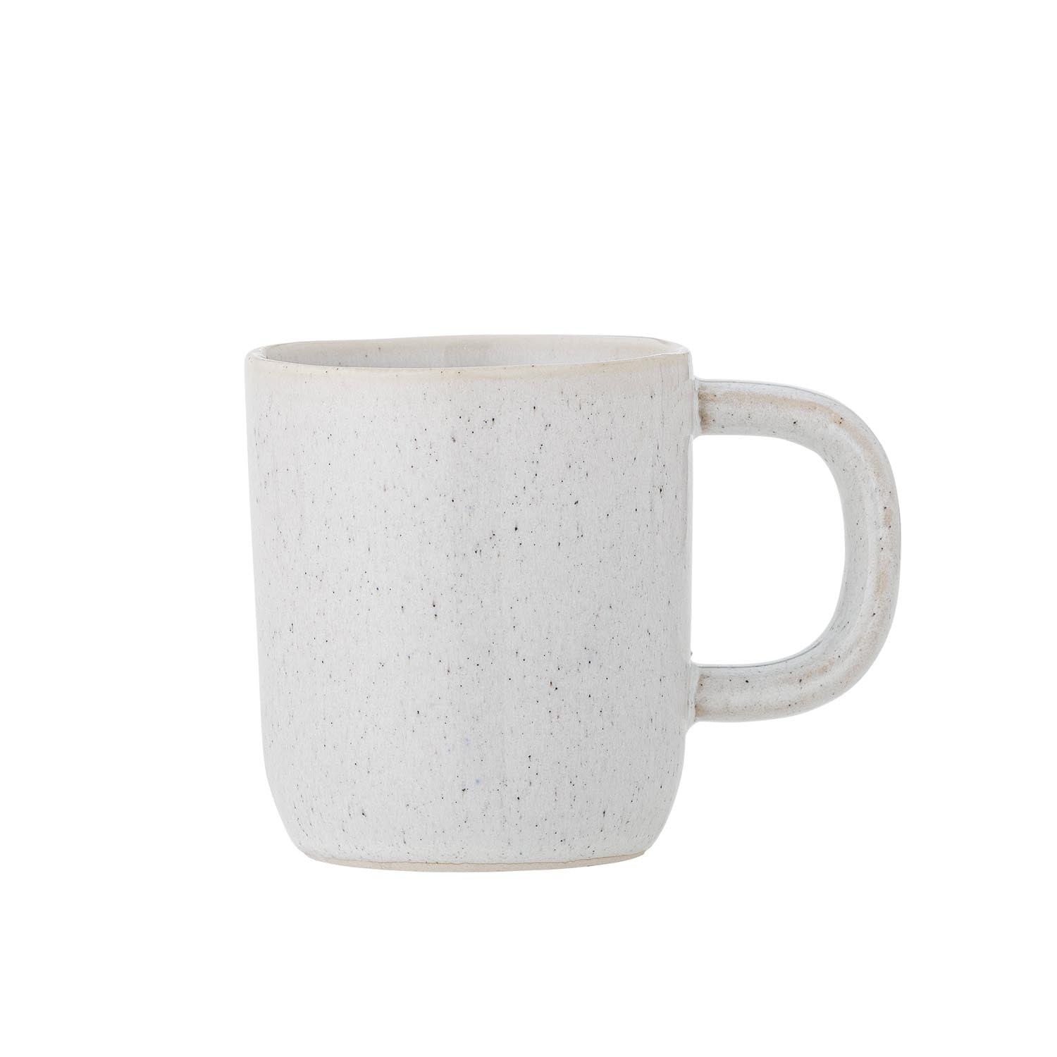 Addison Becher, Weiss, Steingut in Weiss präsentiert im Onlineshop von KAQTU Design AG. Tasse ist von Bloomingville